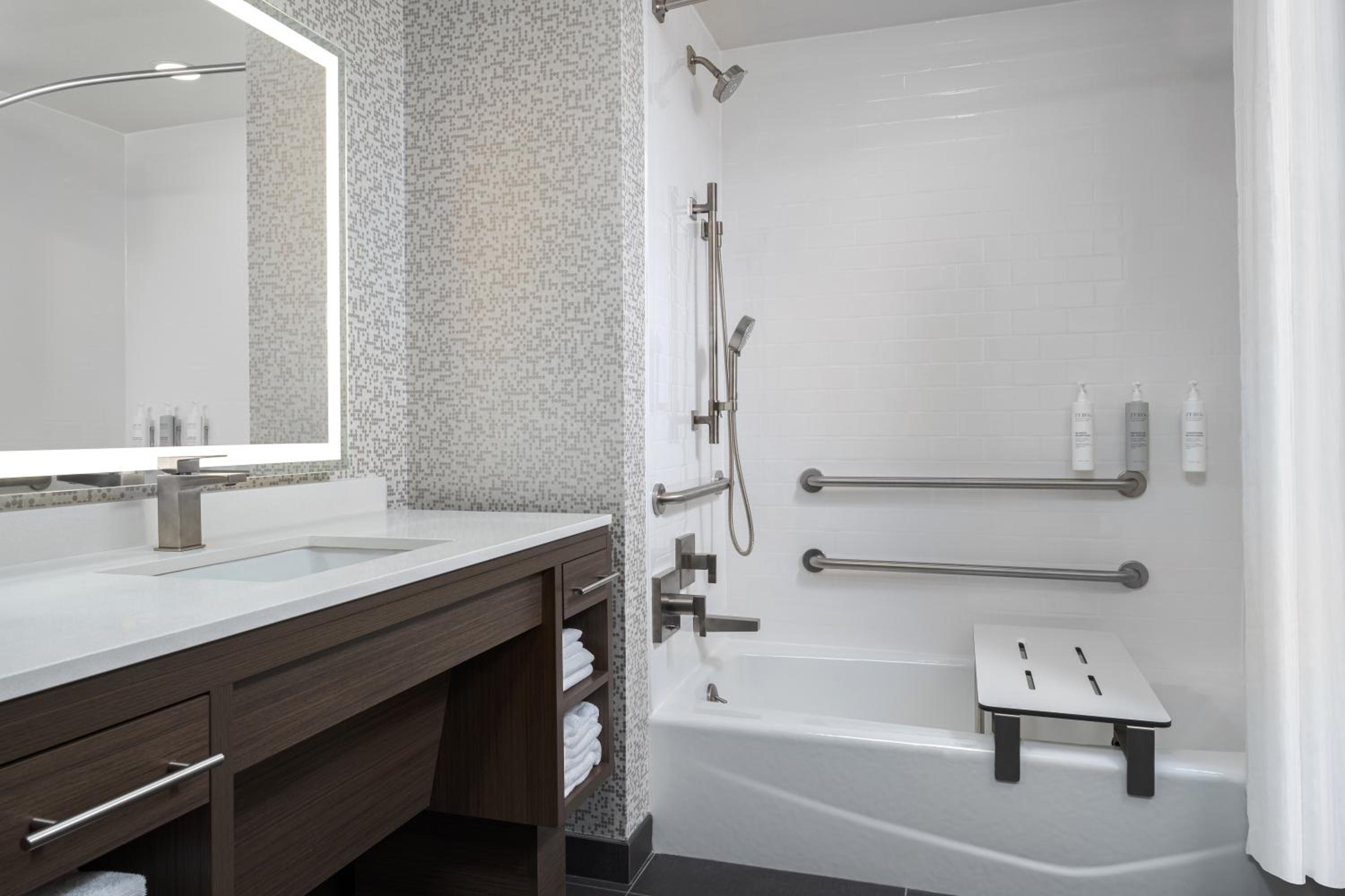 King Studio Suite with Accessible Tub - Mobility Access photo 1