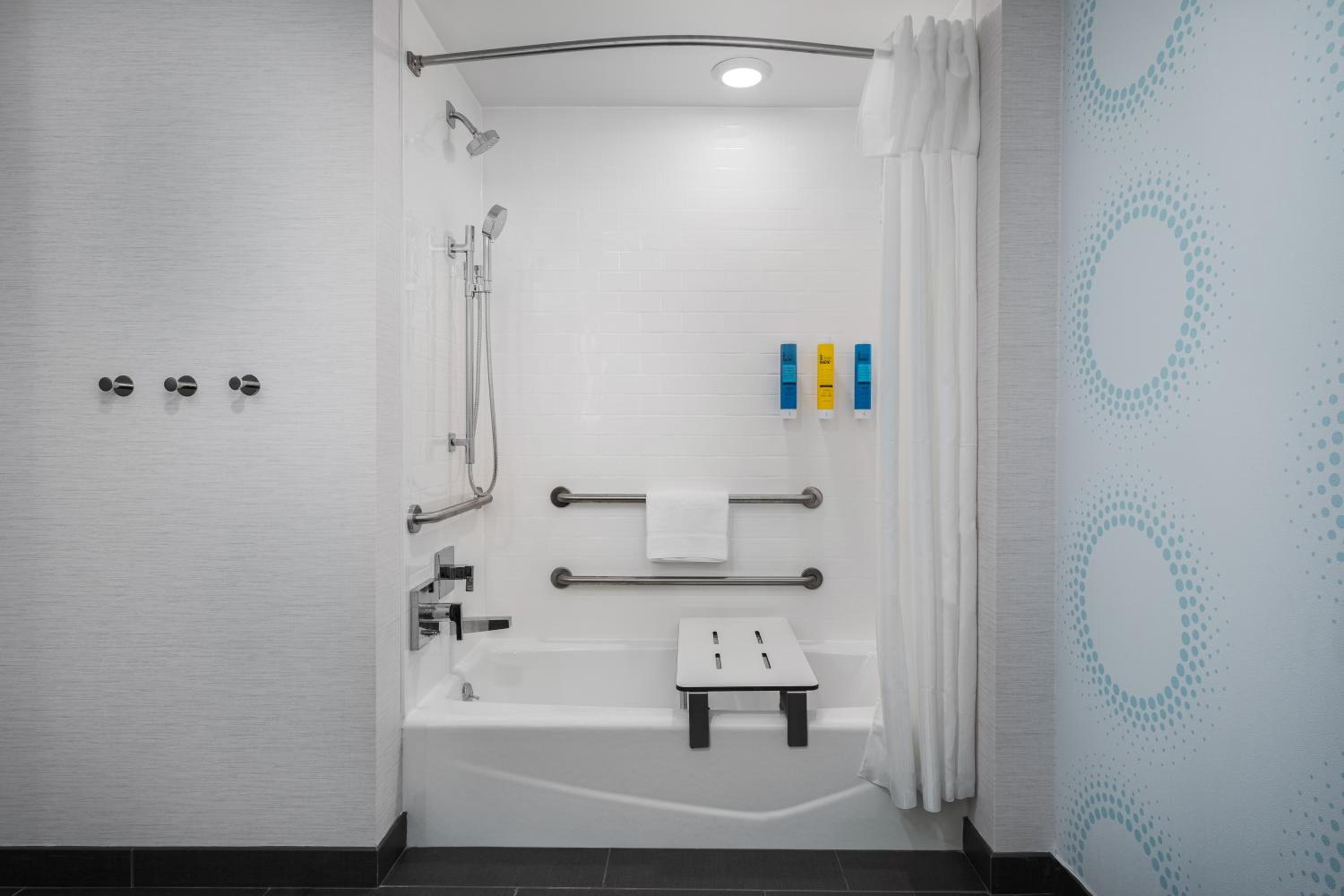 King Room with Bath Tub - Mobility Access - Photo 3
