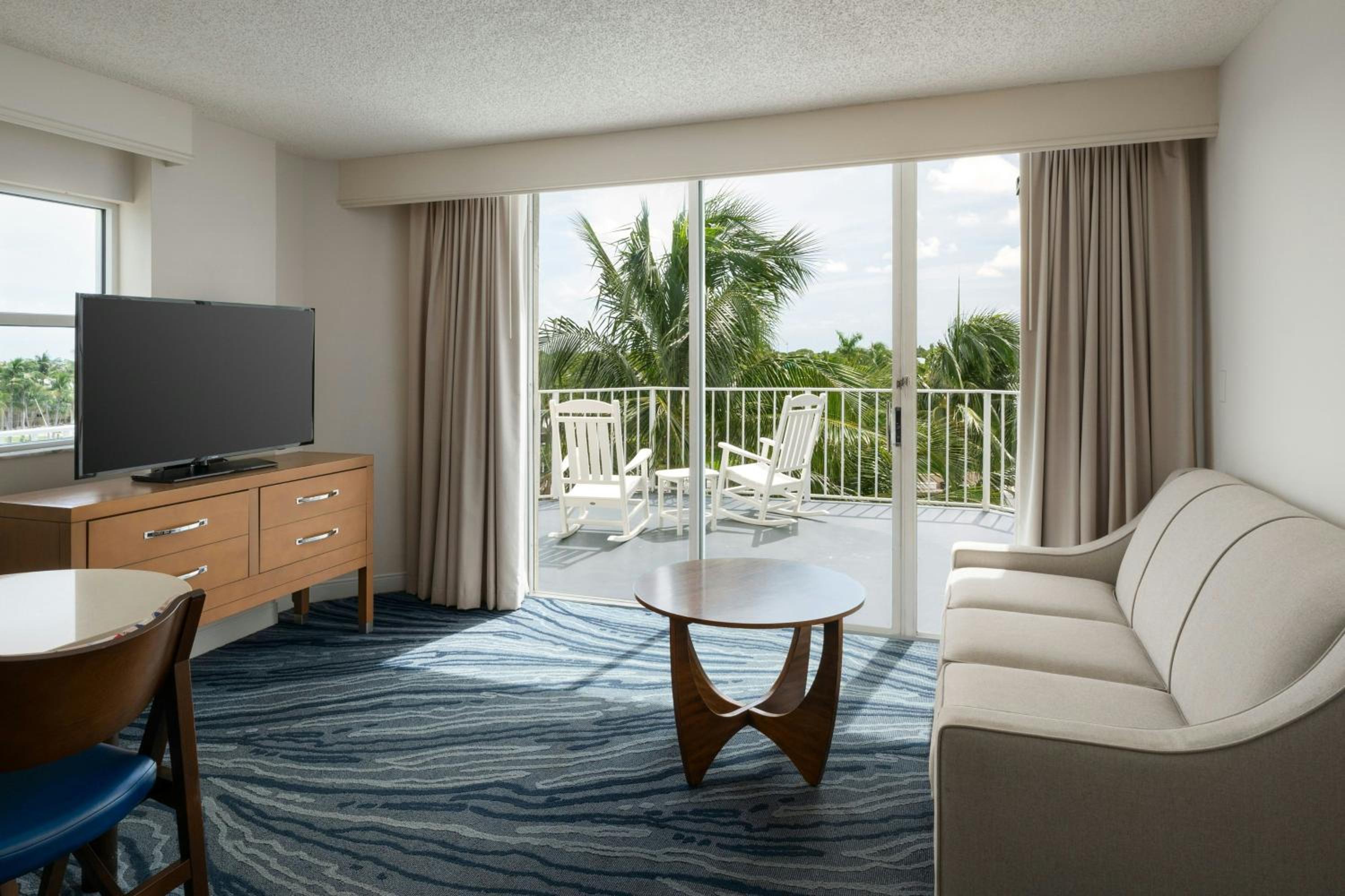 1 Bedroom Suite, 1 King, Sofa bed, Marina view, Whirlpool photo 3