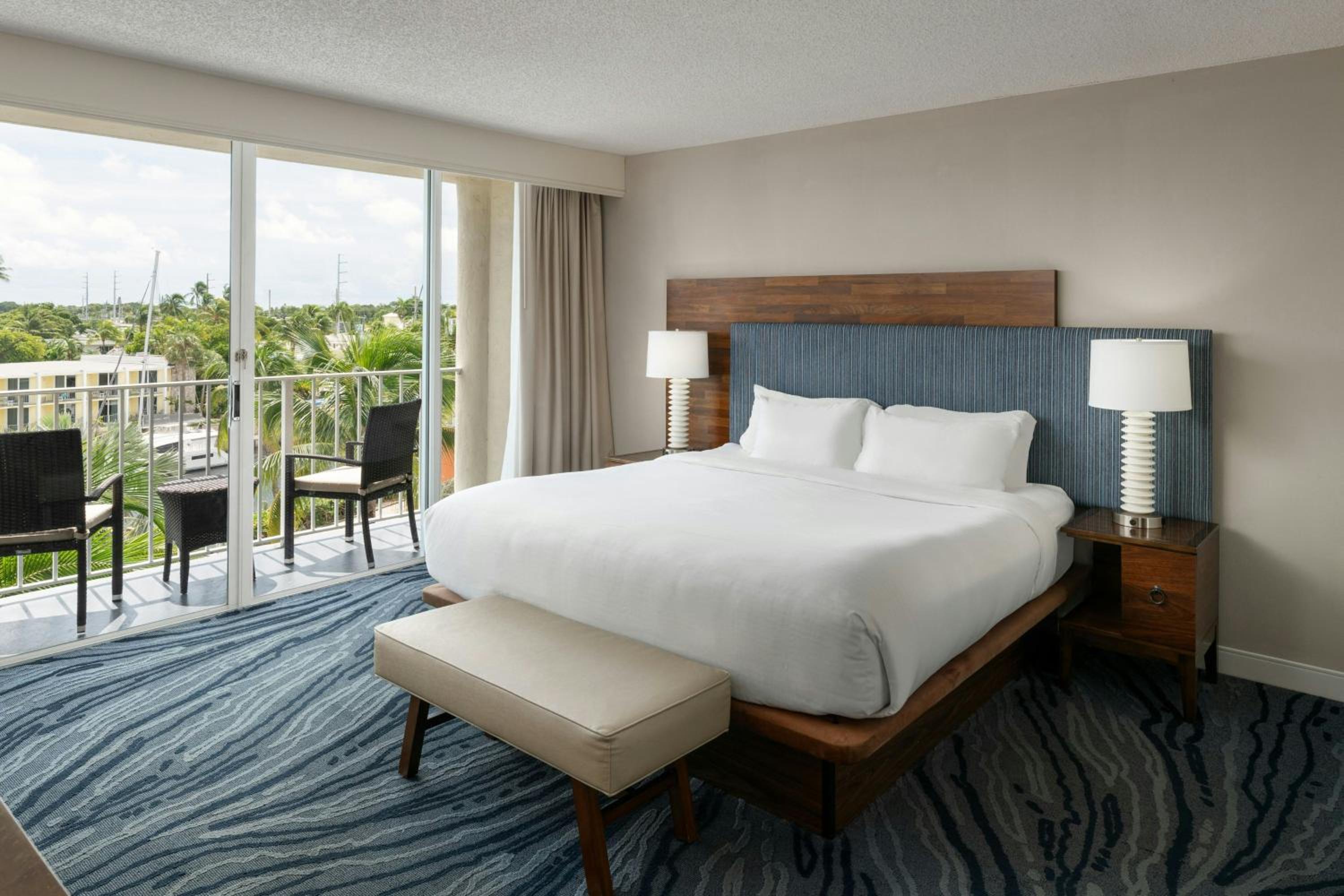 1 Bedroom Suite, 1 King, Sofa bed, Marina view, Whirlpool photo 2