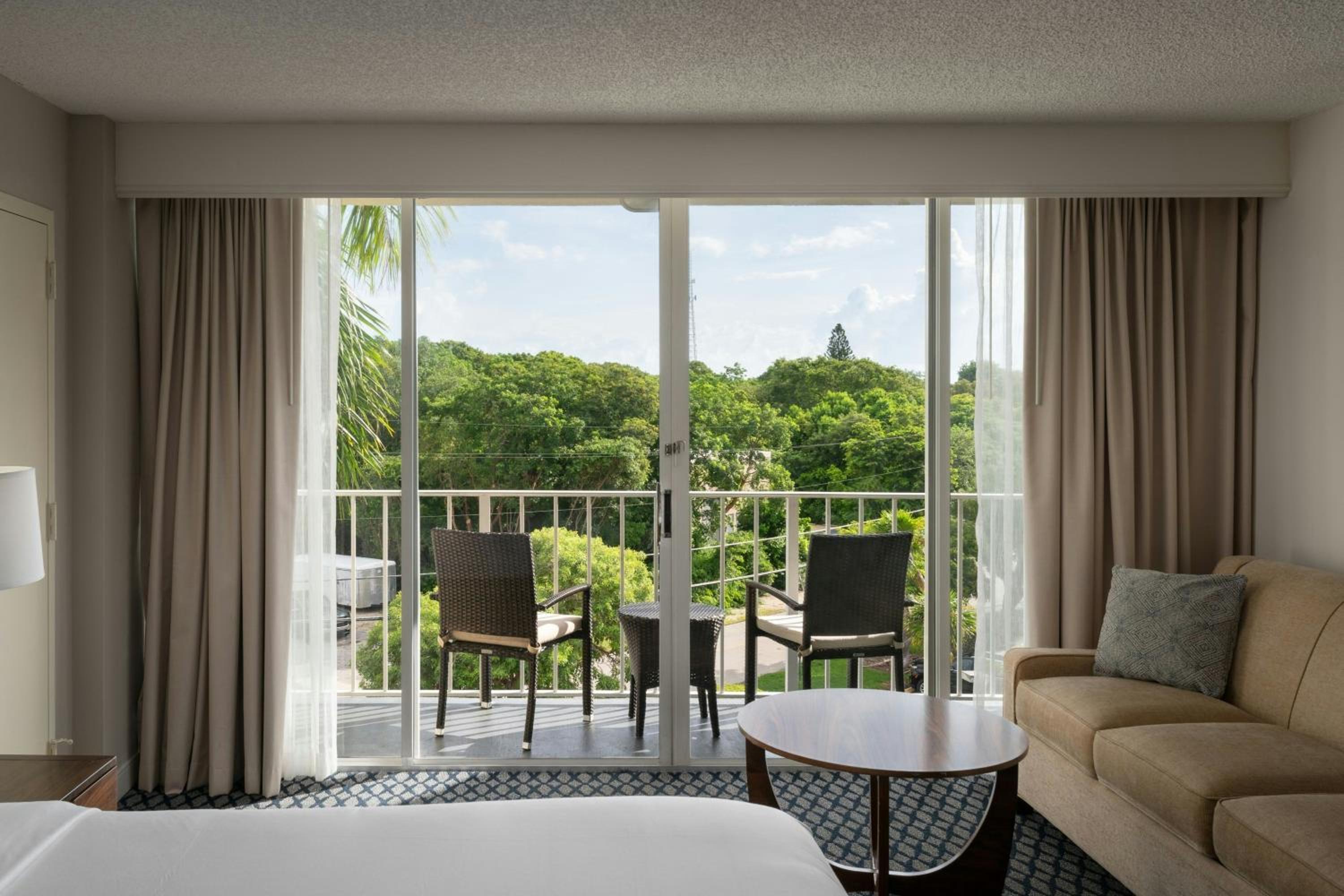 Queen Room with Two Queen Beds, Balcony and Adapted Tub - Mobility and Hearing Accessible photo 3