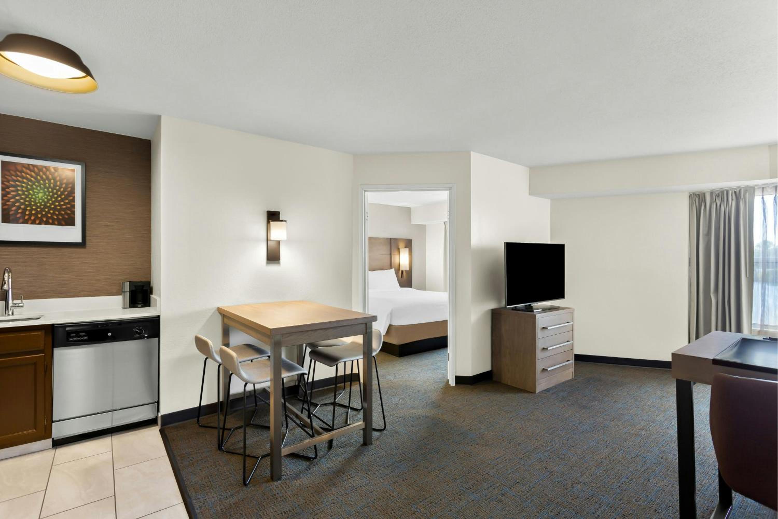 One-Bedroom Queen Suite with Sofa Bed and Adapted Tub - Mobility and Hearing Accessible photo 3