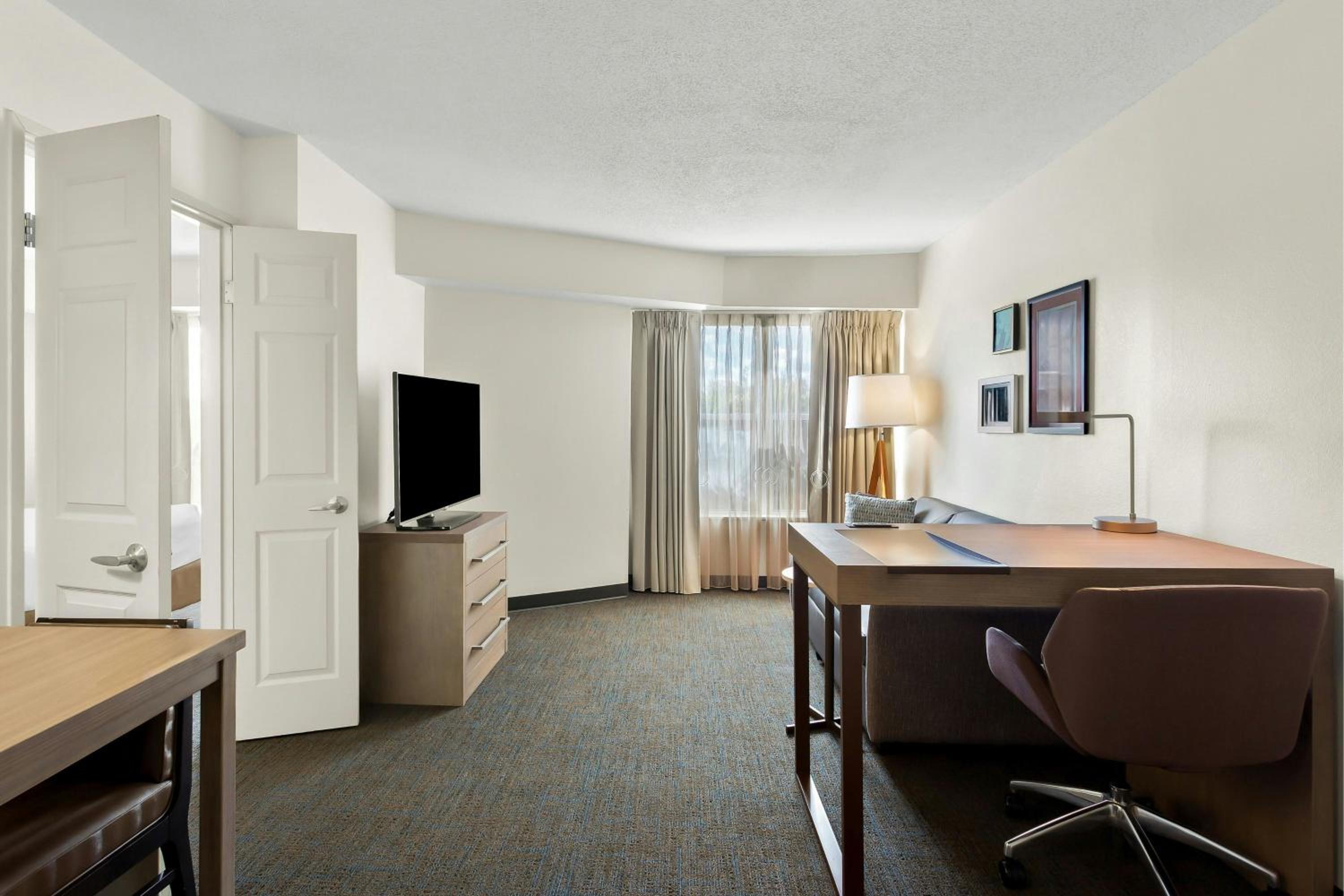 One-Bedroom Queen Suite with Sofa Bed and Adapted Tub - Mobility and Hearing Accessible photo 2