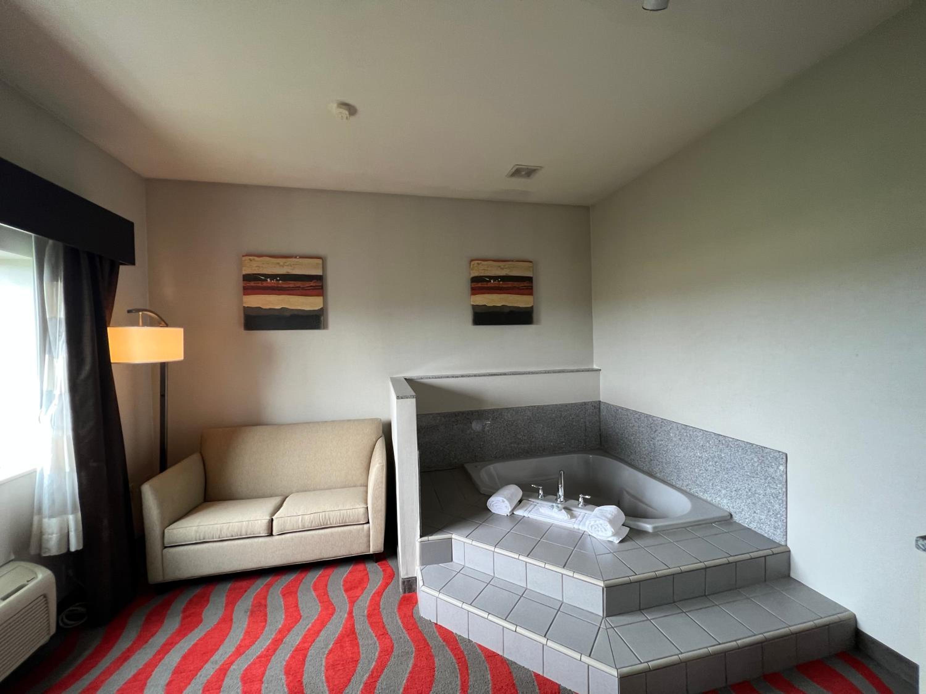 King Suite with Whirlpool - Non Smoking/Interior Hall