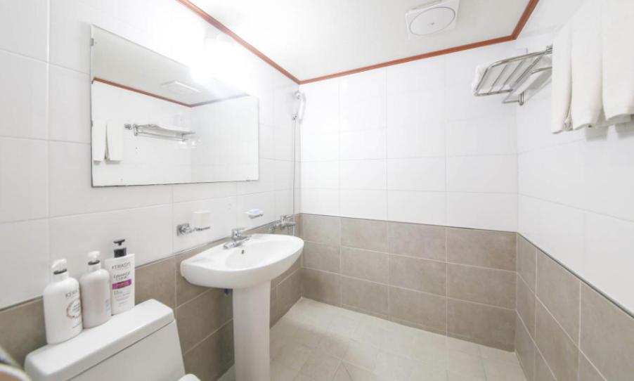 Standard Double Room - Photo 11