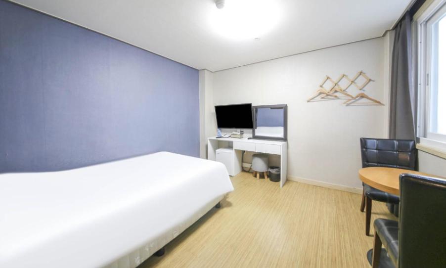 Standard Double Room - Photo 8