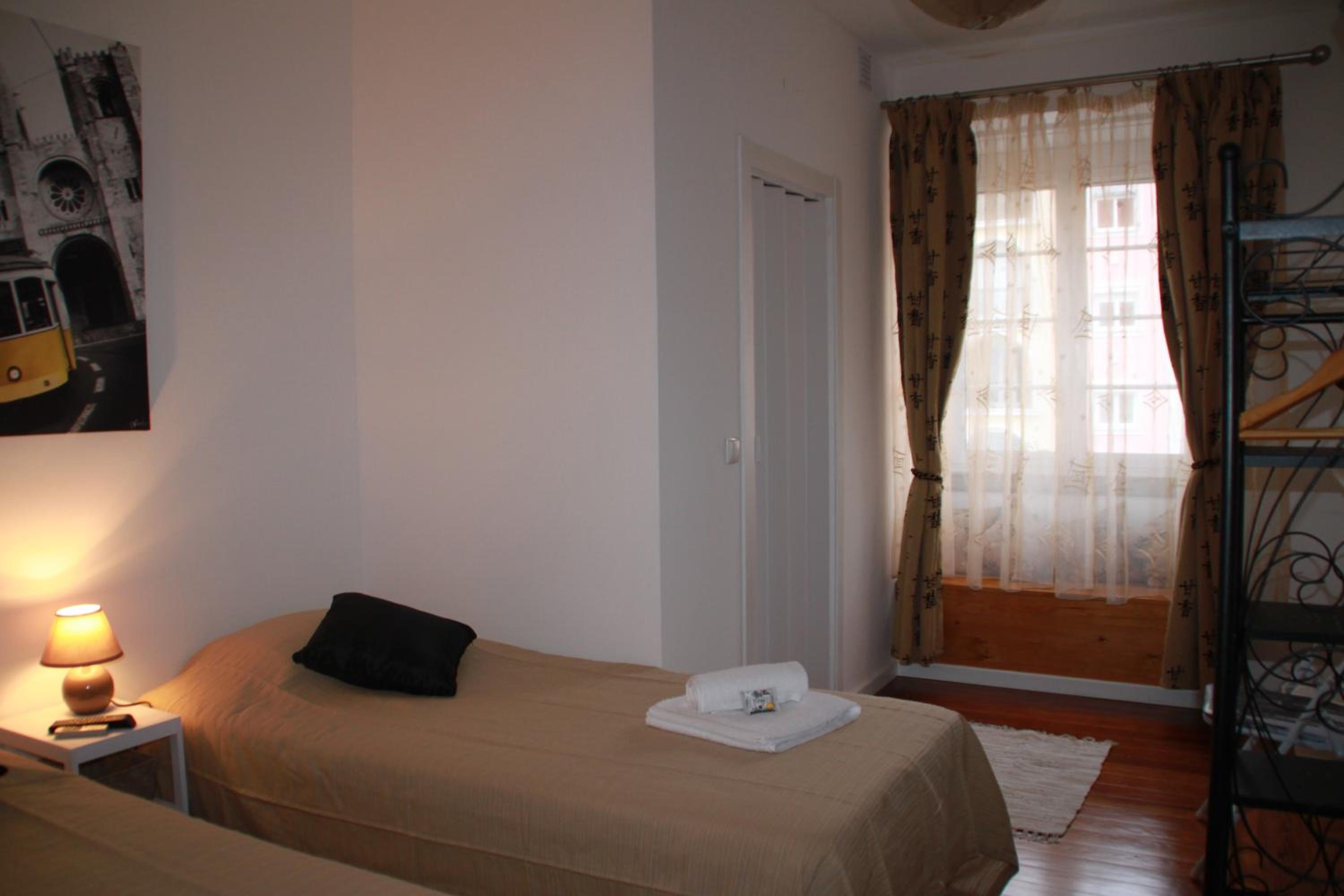 Twin Room with Private Bathroom photo 2