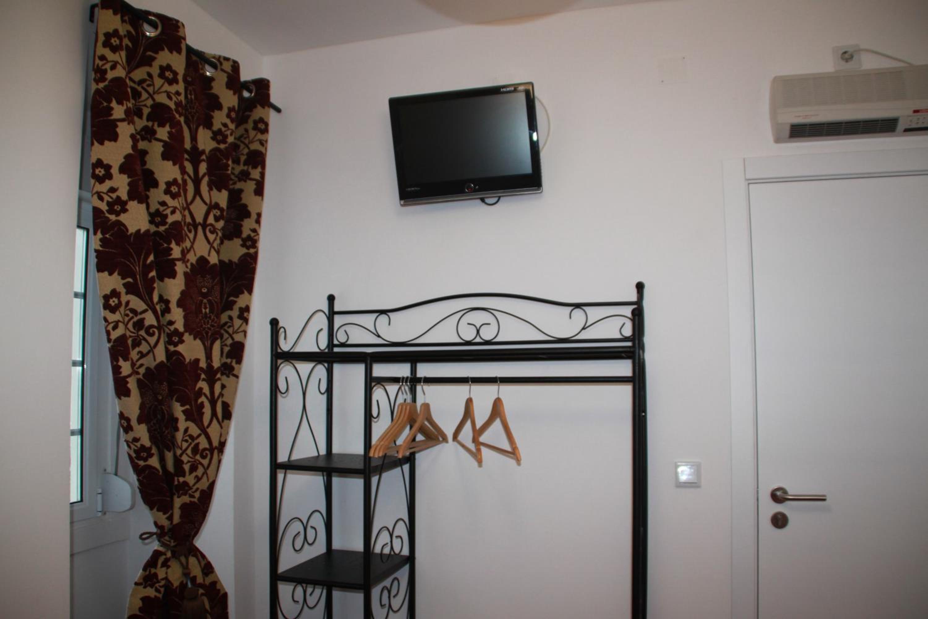 Twin Room with Private Bathroom - Photo 7