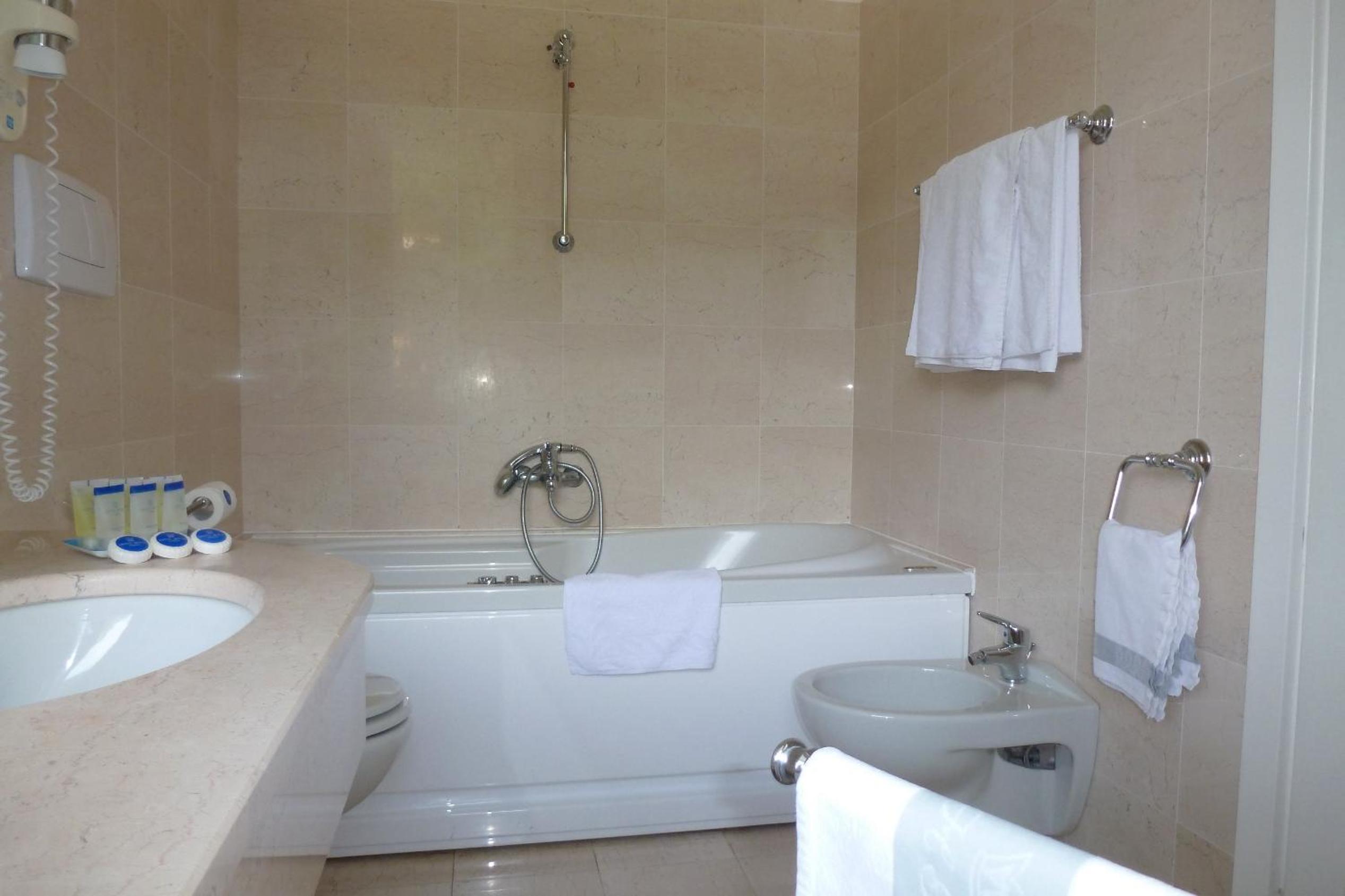Deluxe Double or Twin Room with Lake View - Photo 2