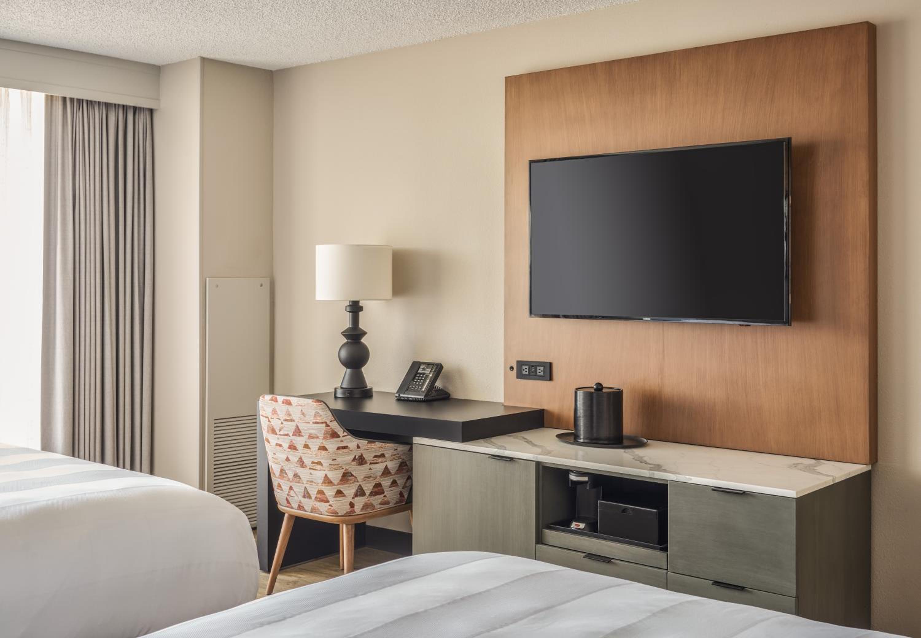 Queen Room with Two Queen Beds and Pool View photo 2