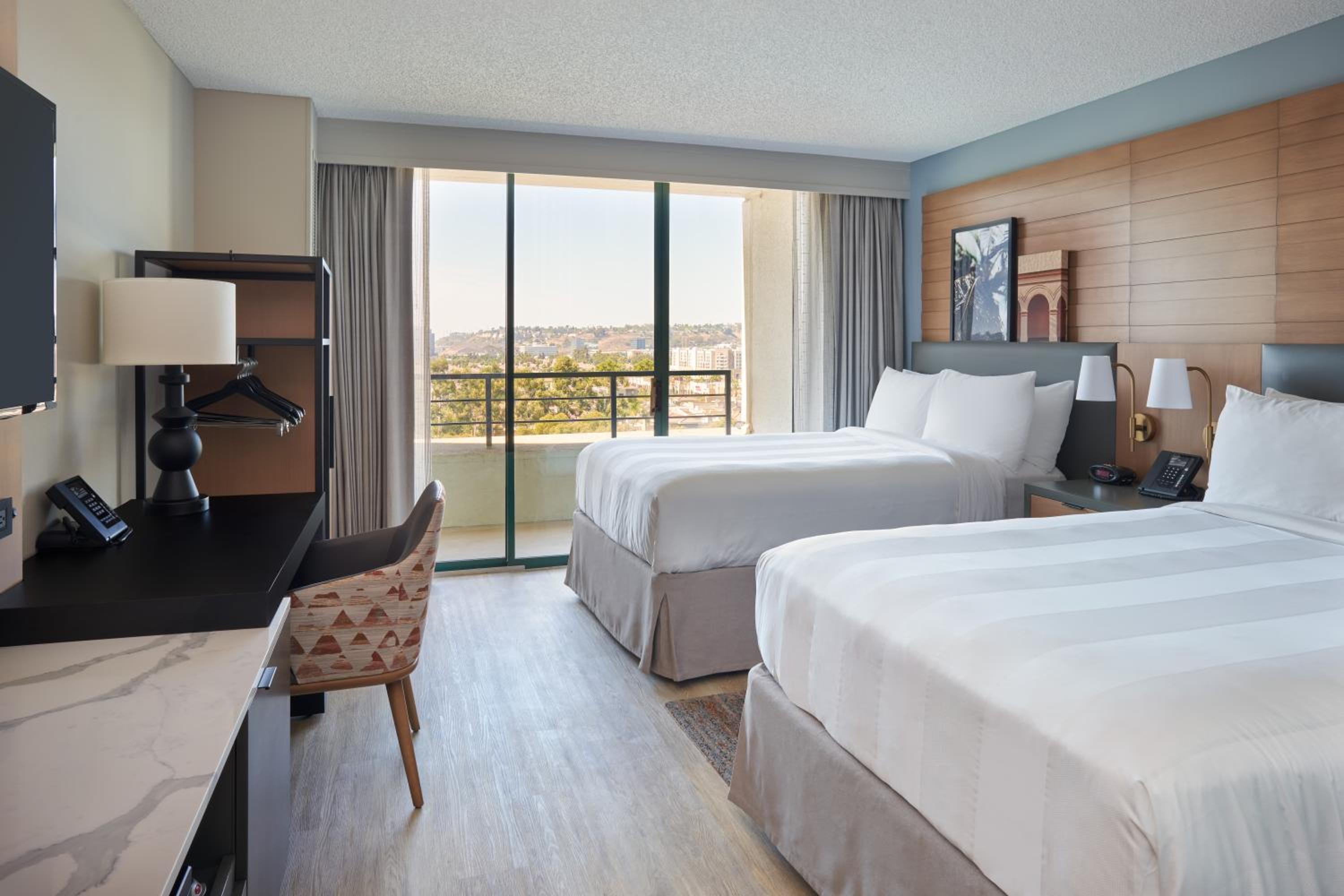Executive Queen Room with Two Queen Beds and City View - High Floor photo 3