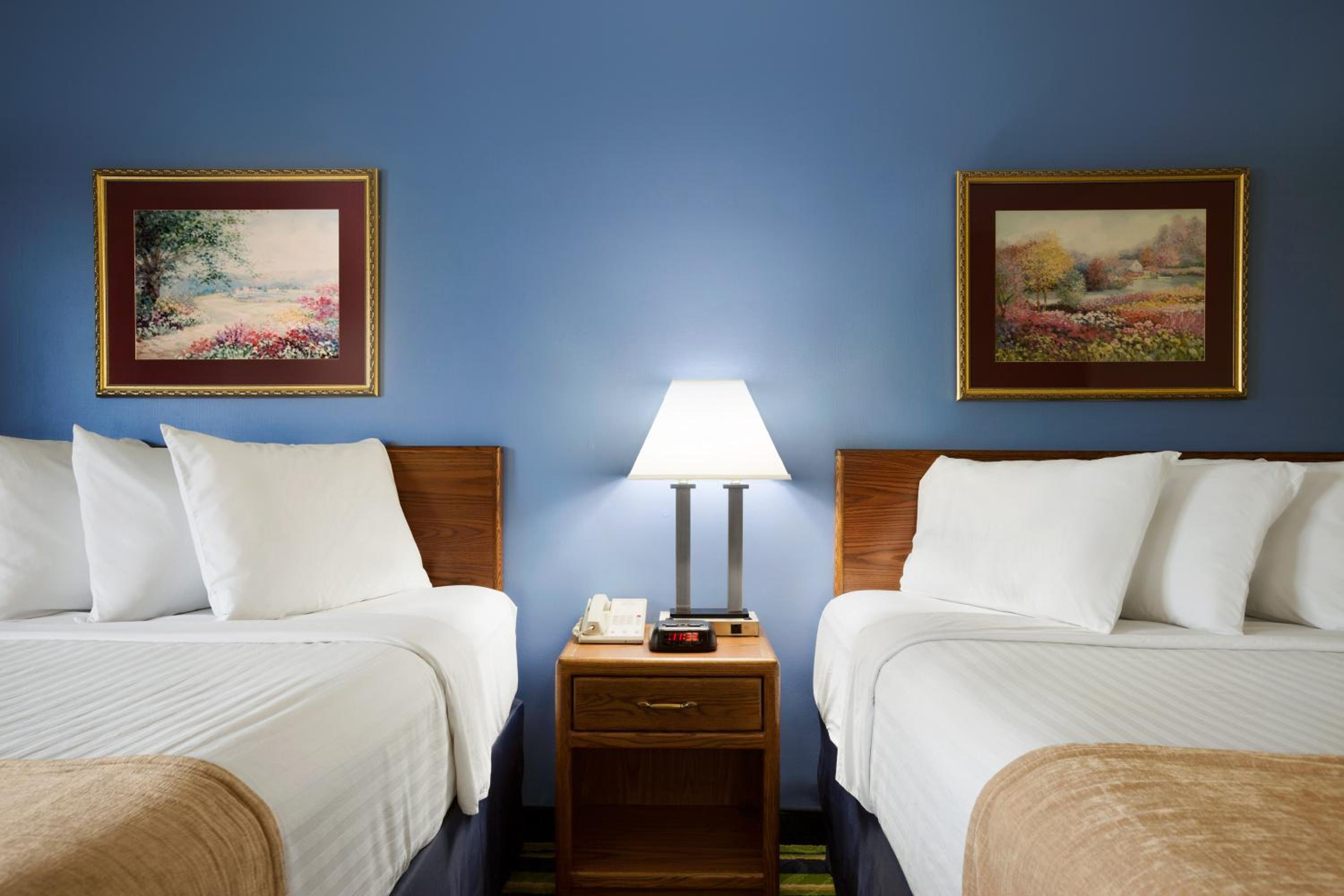 Queen Room with Two Queen Beds - Non-Smoking - Photo 3