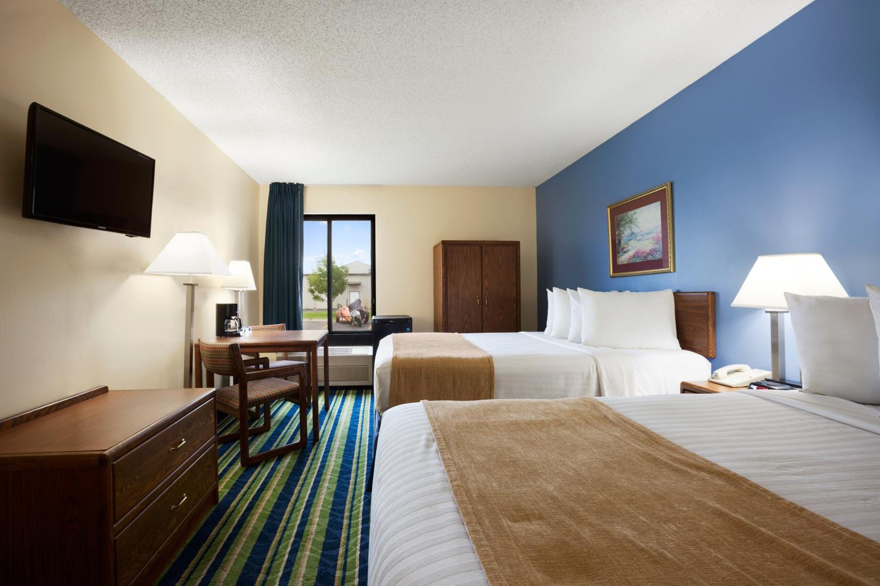 Queen Room with Two Queen Beds - Non-Smoking - Photo 4