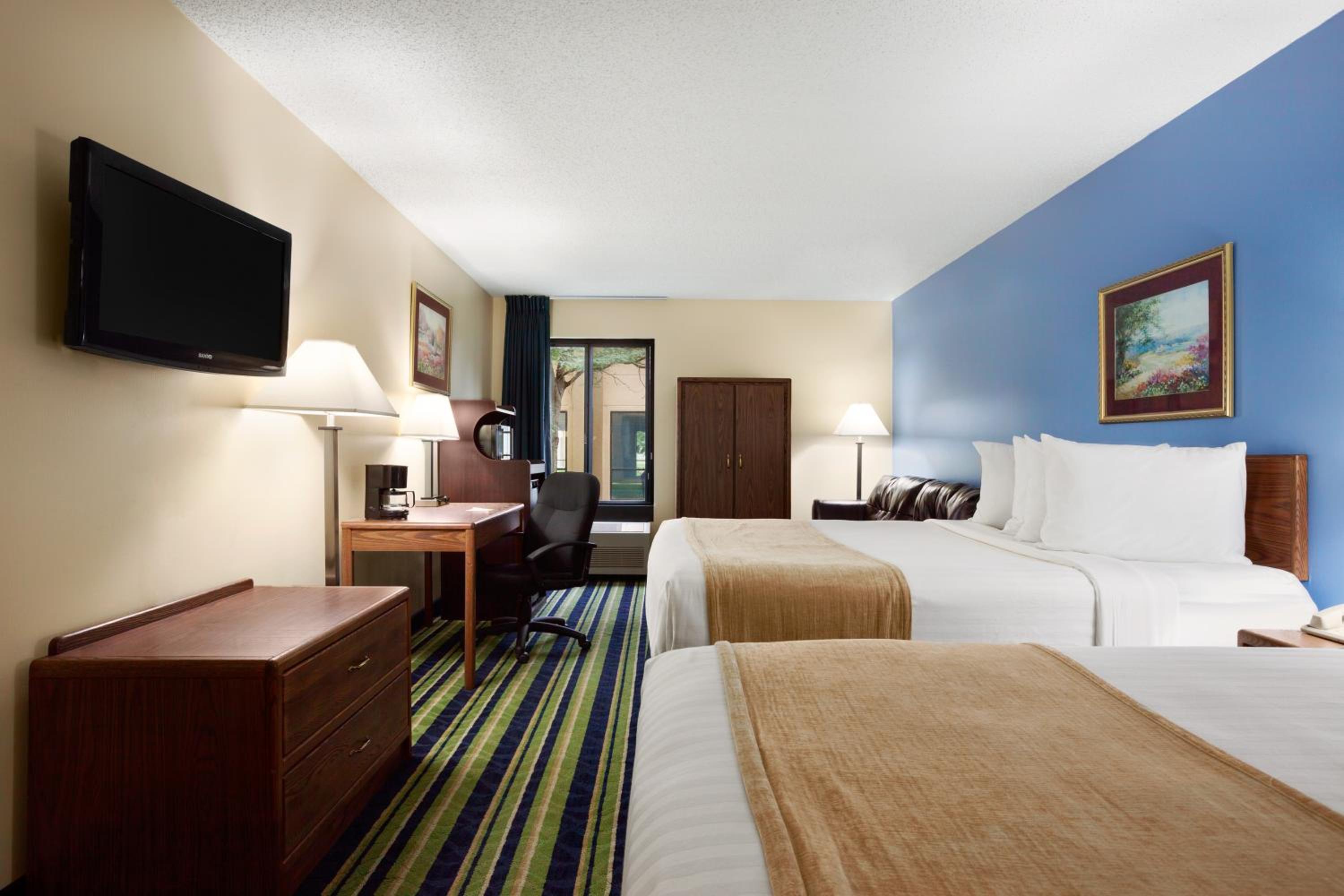 Queen Room with Two Queen Beds - Non-Smoking - Photo 1