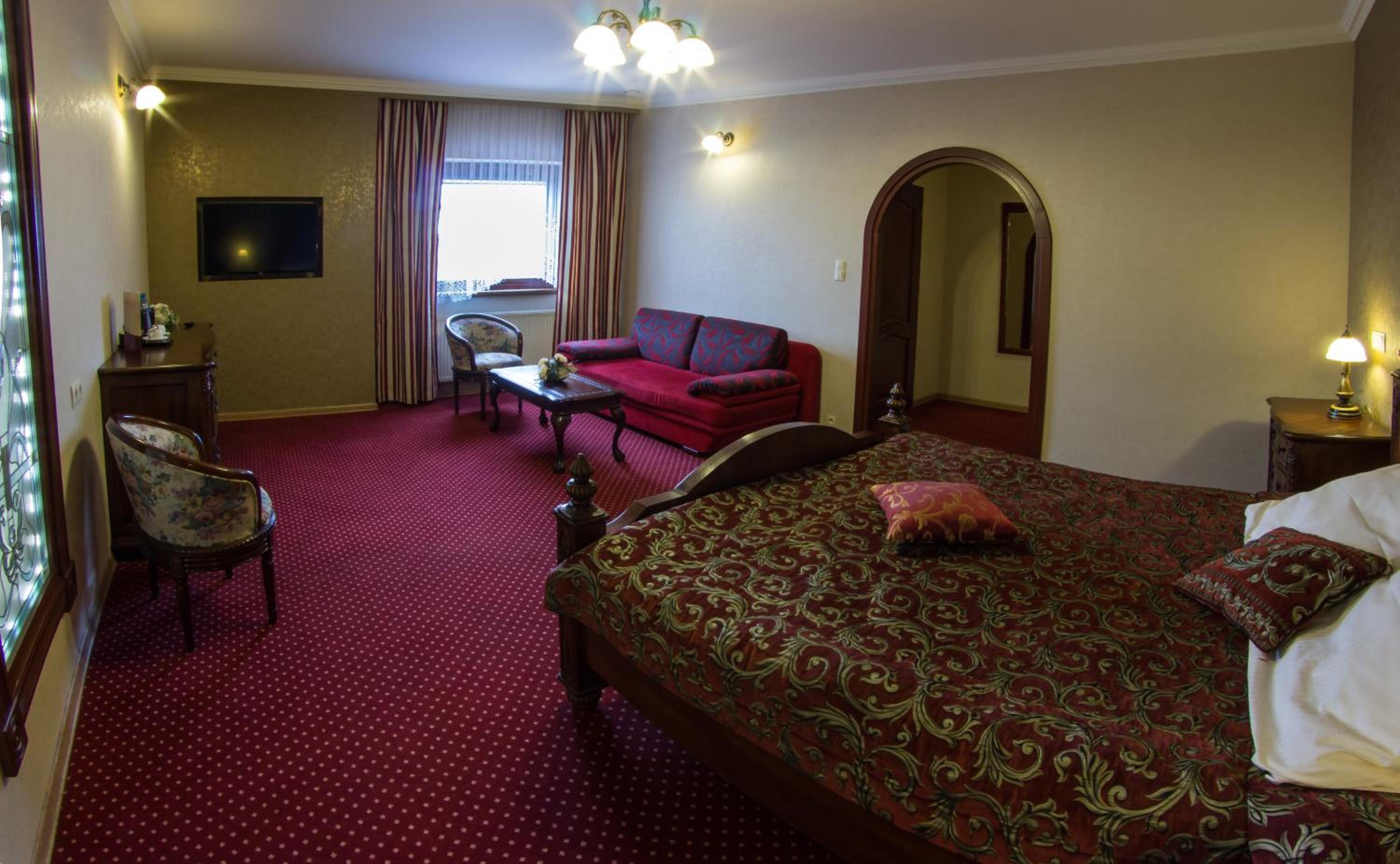 Suite - Photo 13