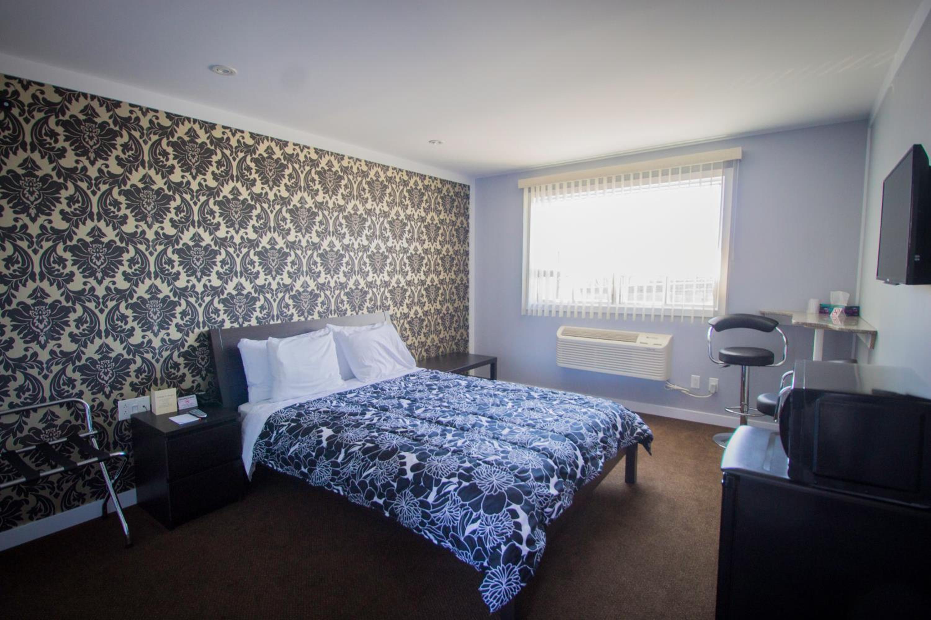 Queen Room thumbnail 5