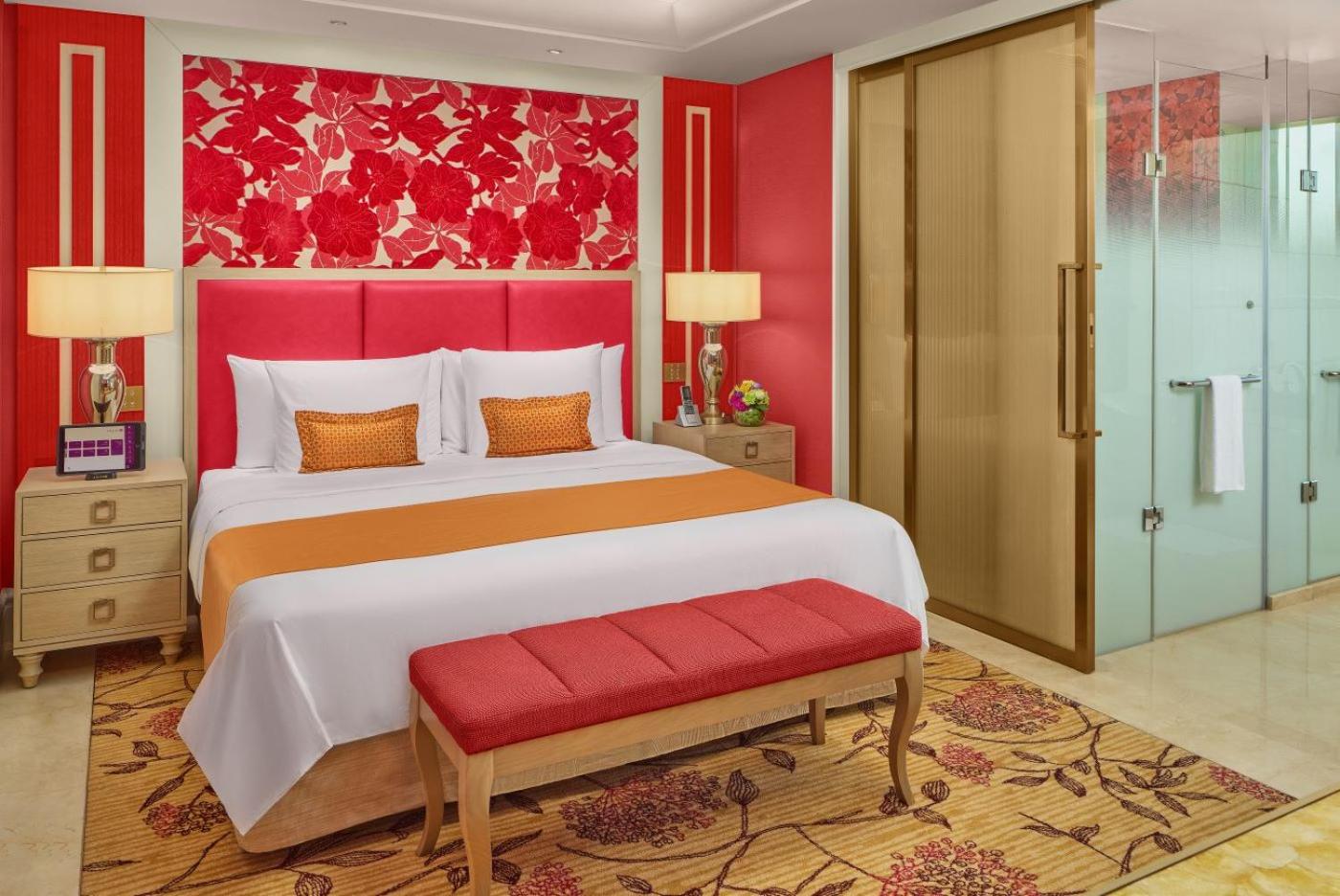  Executive Suite King with Executive Lounge Access - Photo 2
