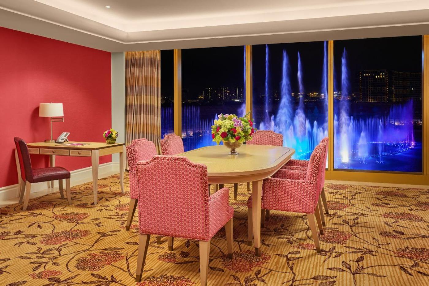  Executive Suite King with Executive Lounge Access - Photo 1