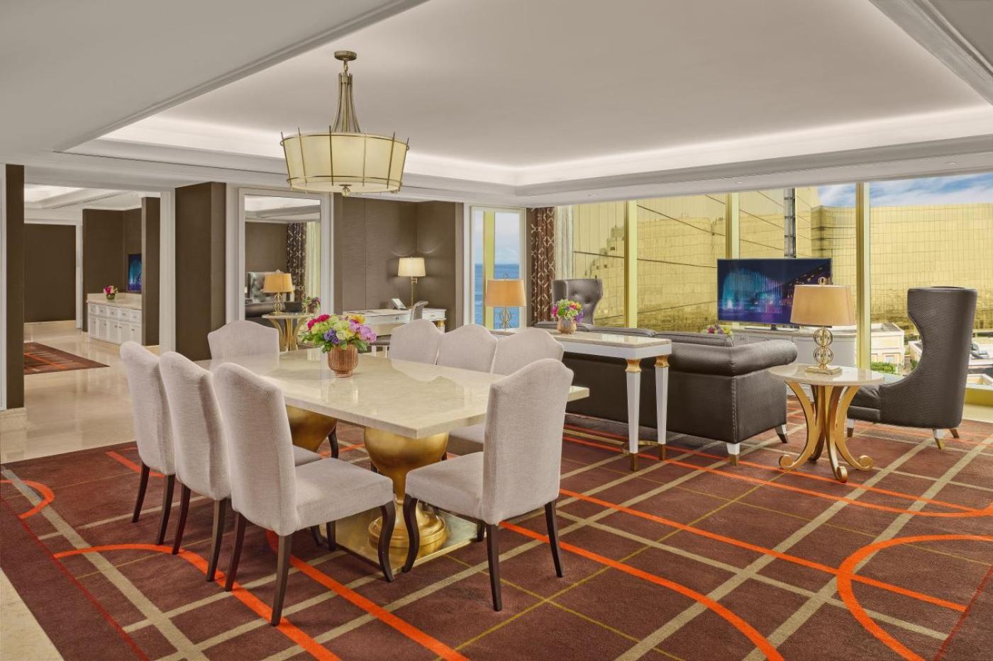 Executive Suite Double with Executive Lounge Access - Photo 2