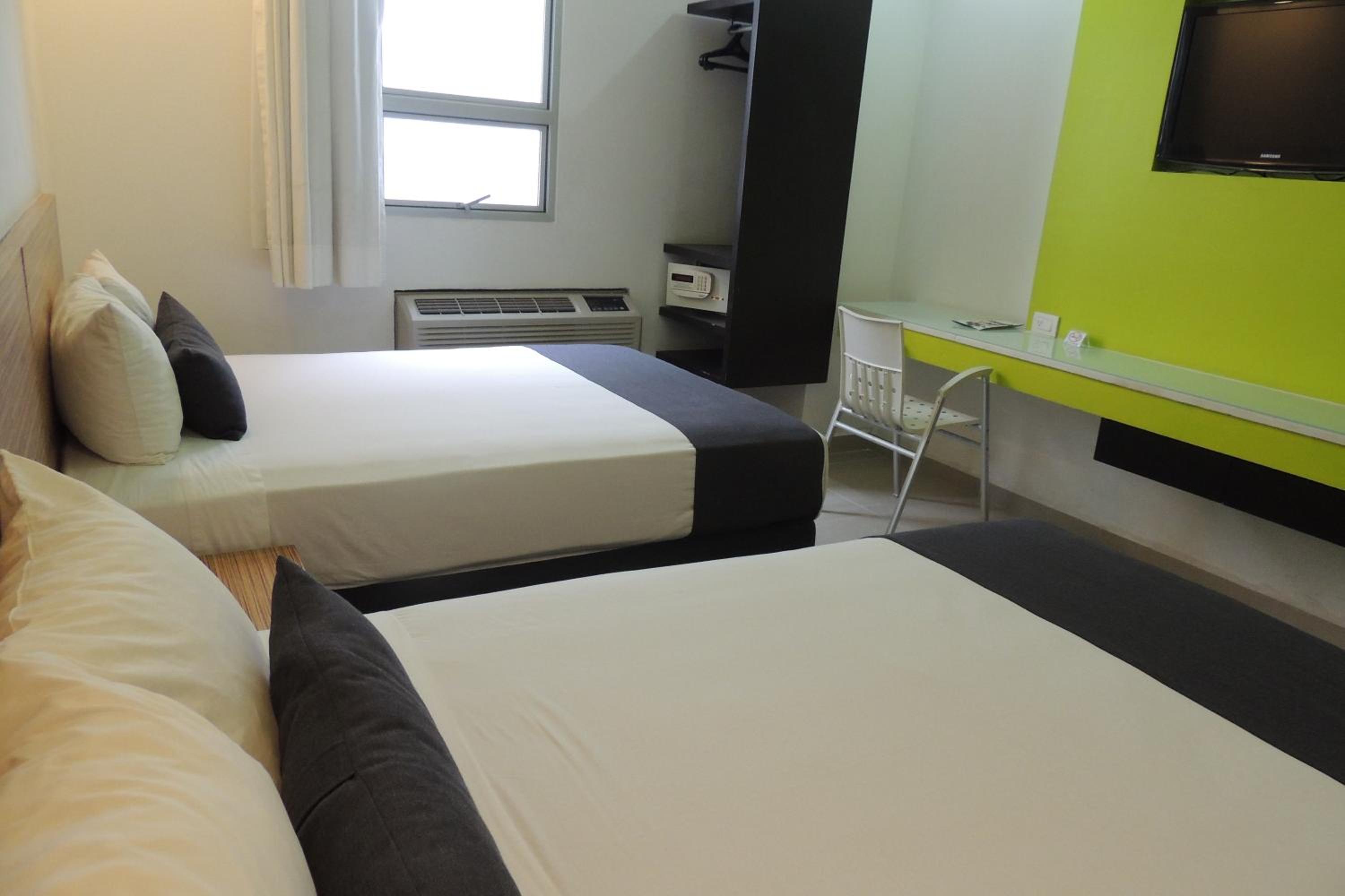 Double Room with Two Double Beds - Photo 8