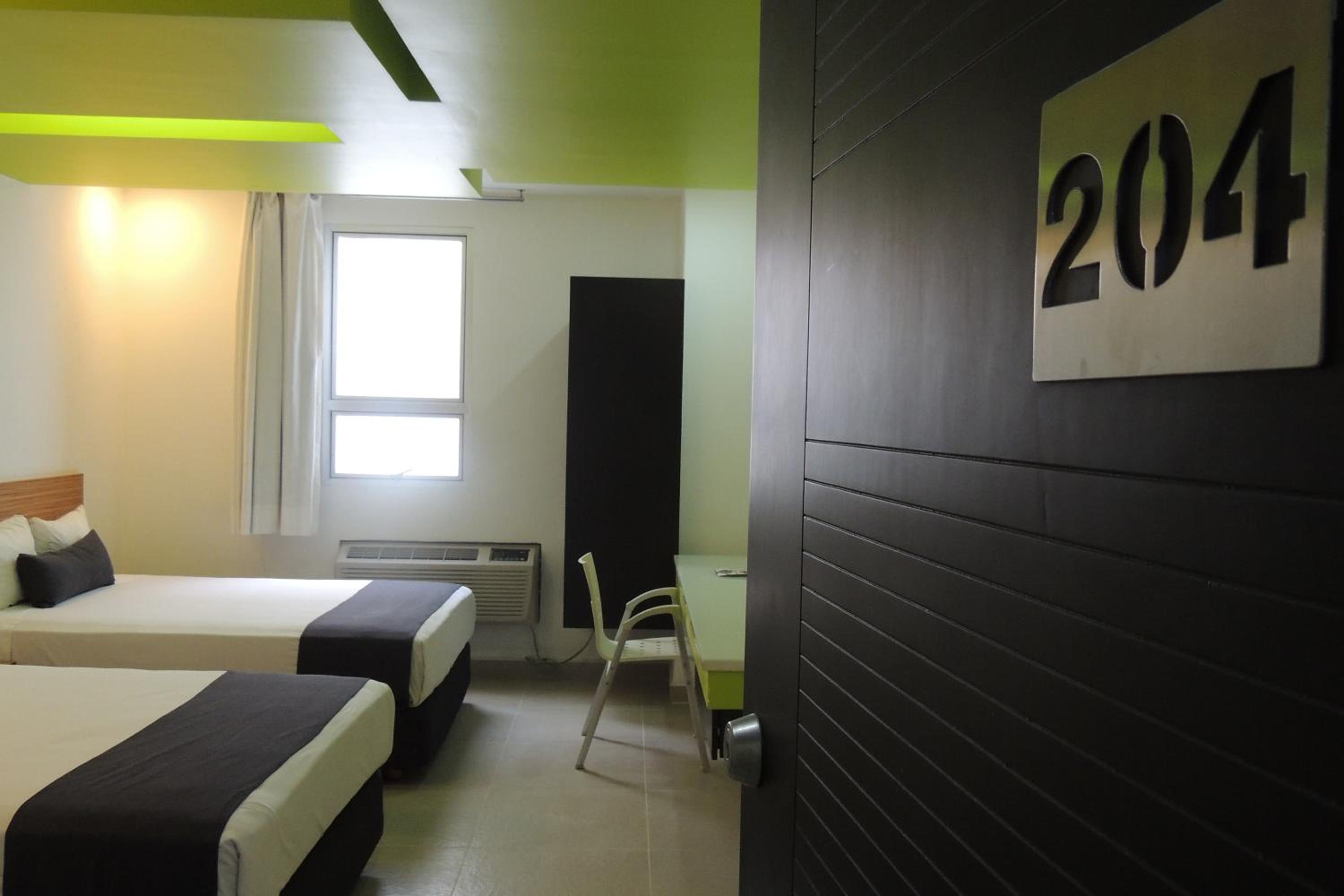 Double Room with Two Double Beds - Photo 9