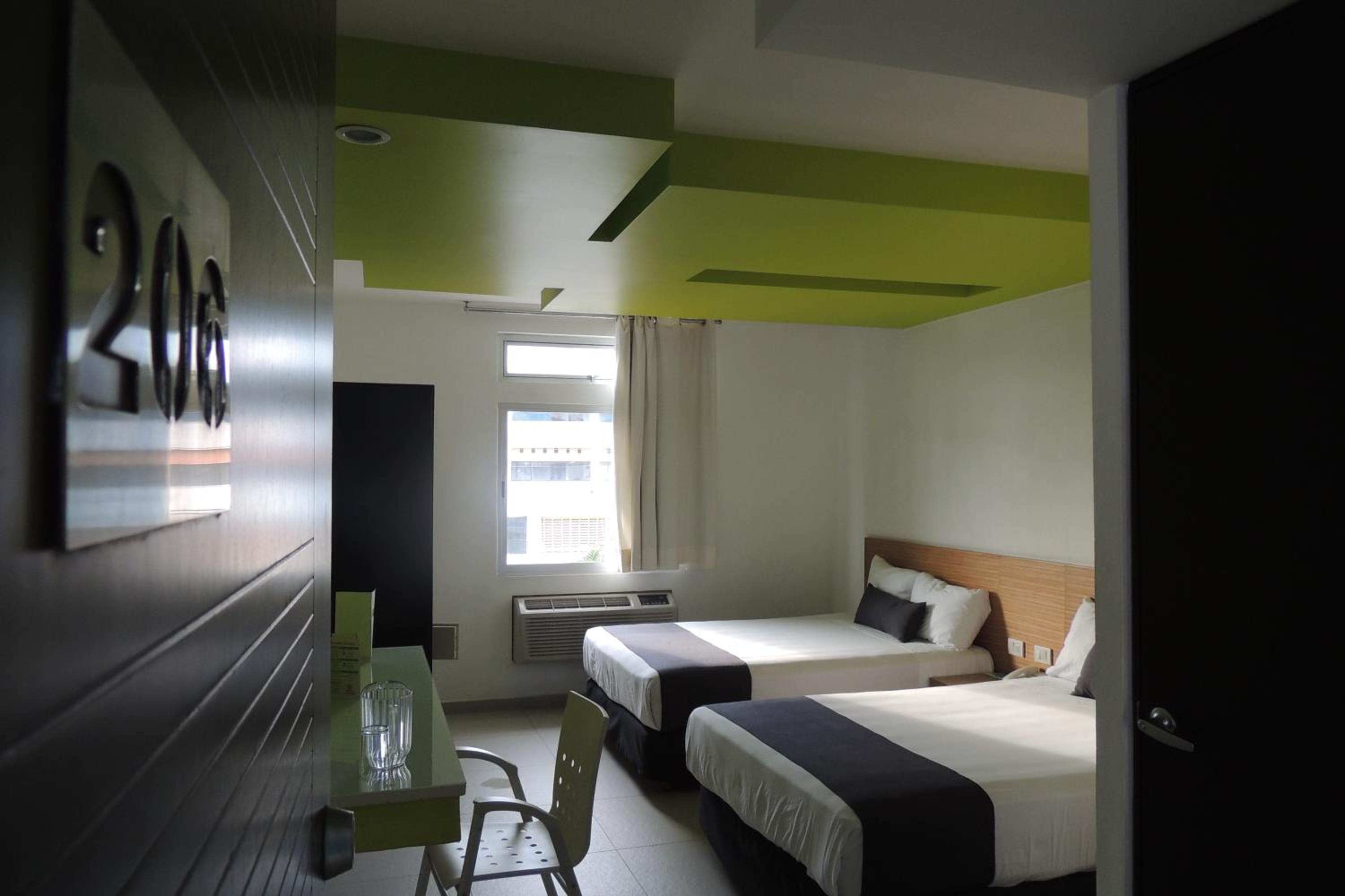 Double Room with Two Double Beds - Photo 10