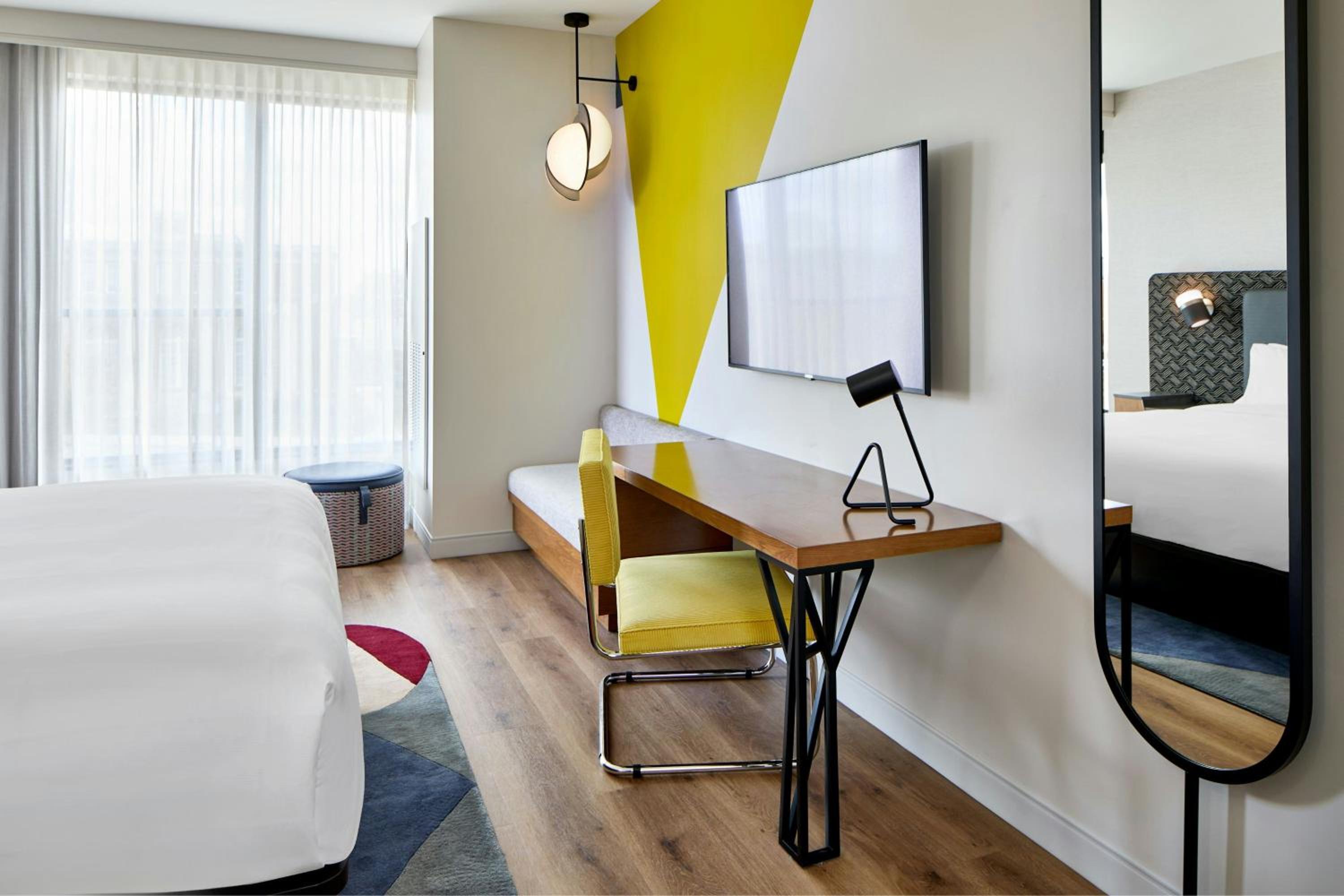 Corner King Room - Photo 5