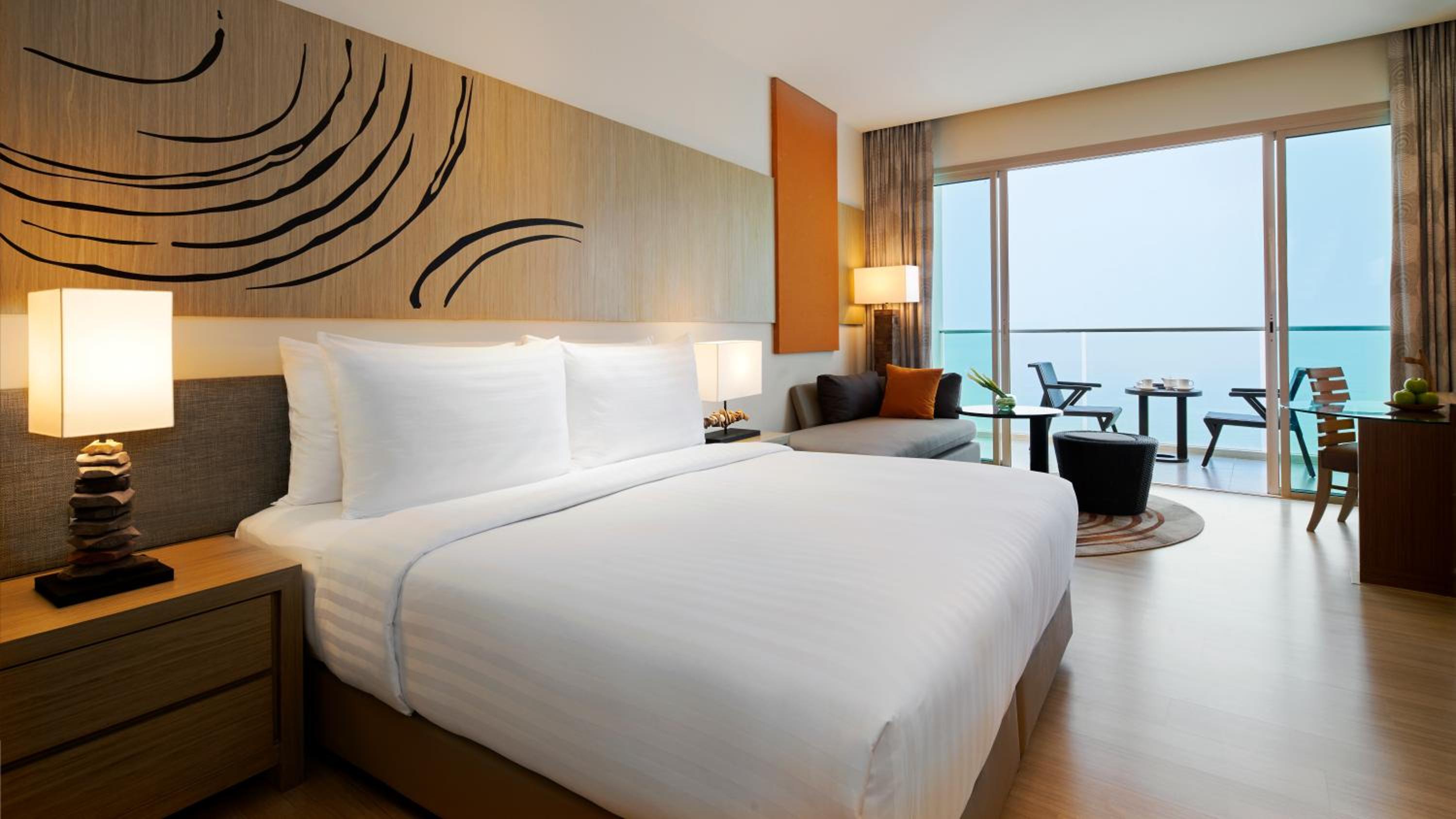 Premium King Room with Sea View - Photo 6
