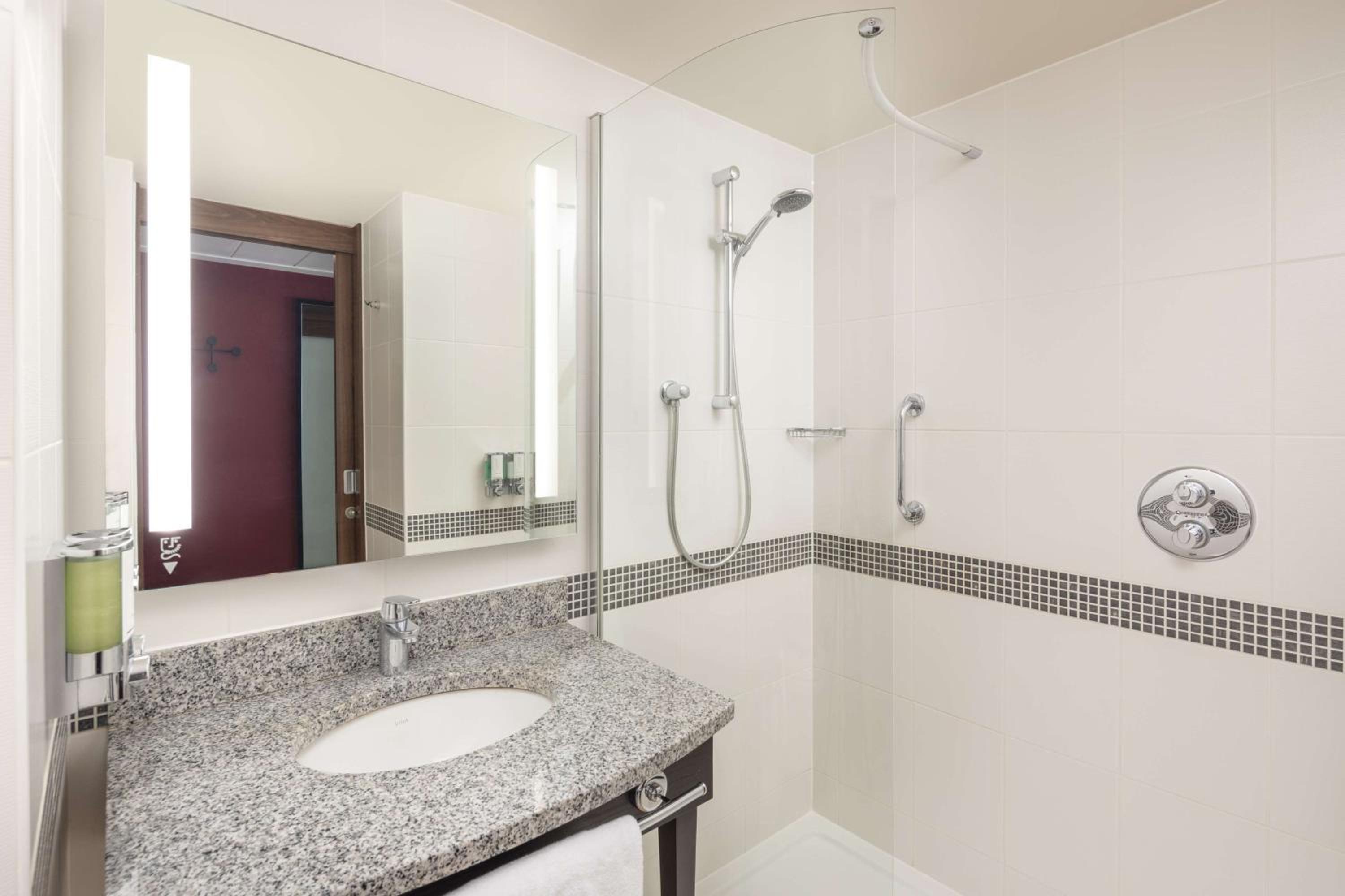 Queen Room - Accessible photo 2