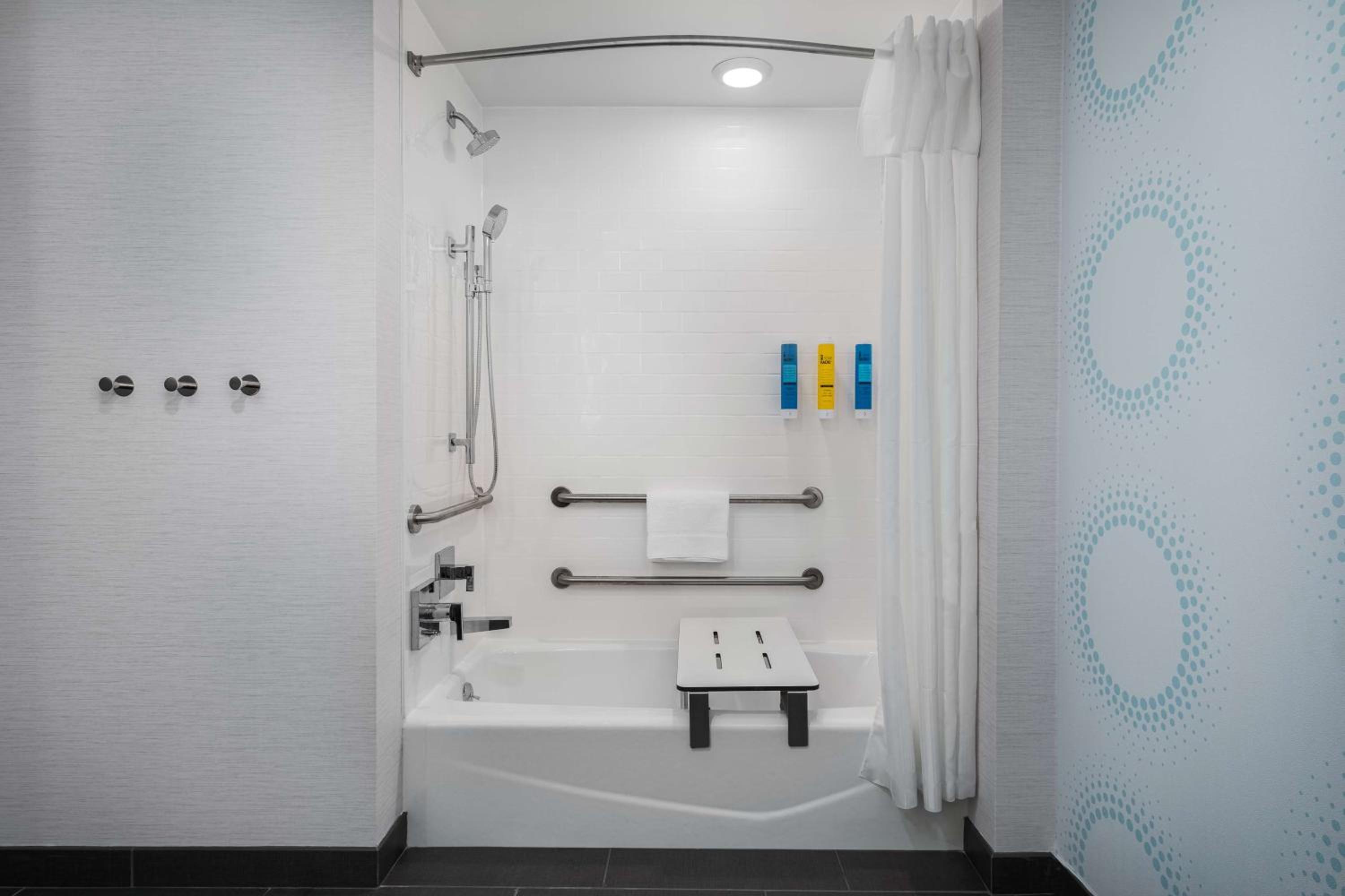 King Room with Bath Tub - Mobility Access - Photo 1
