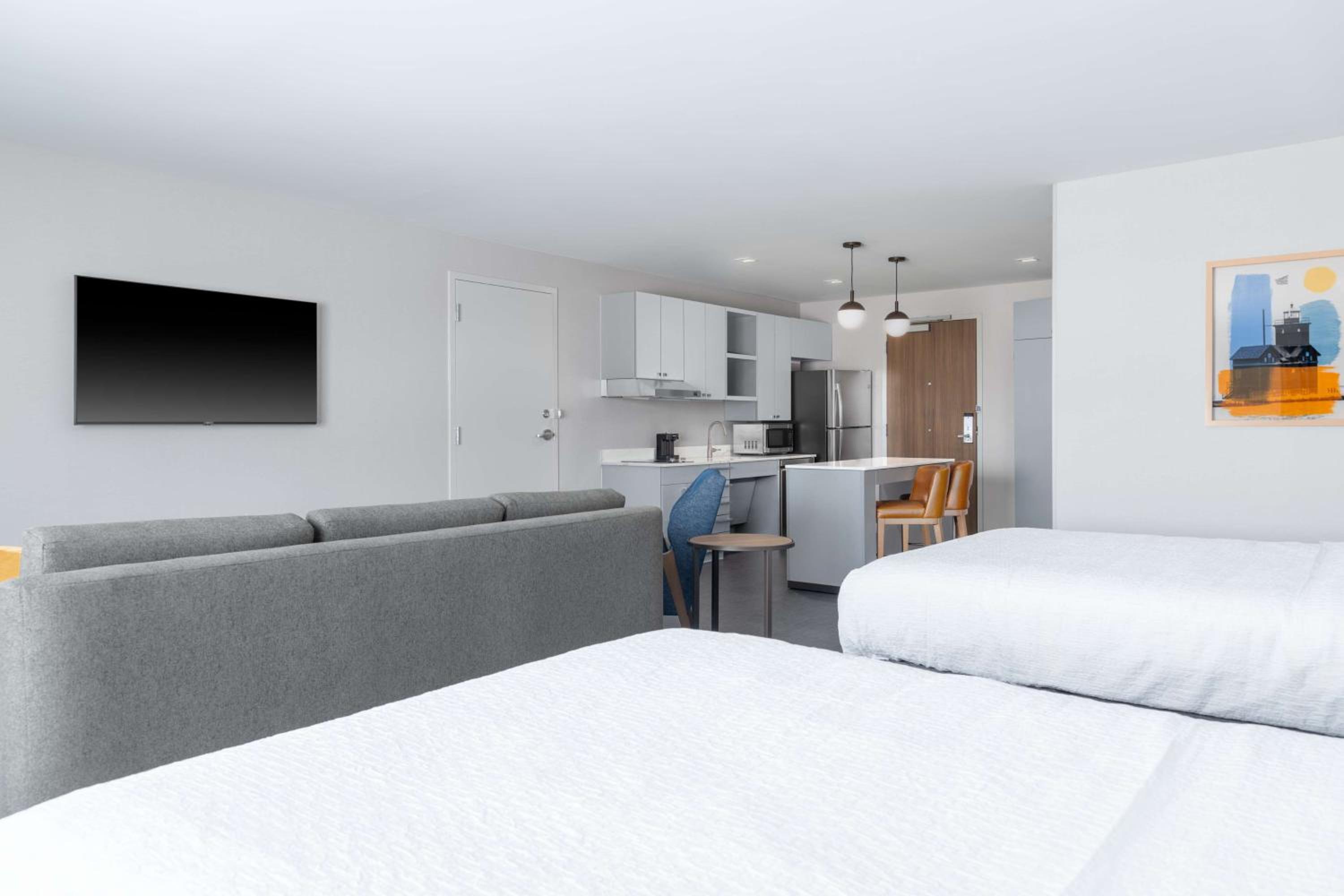 Studio Suite with Two Queen Bes and Bath Tub - Mobility Accessible