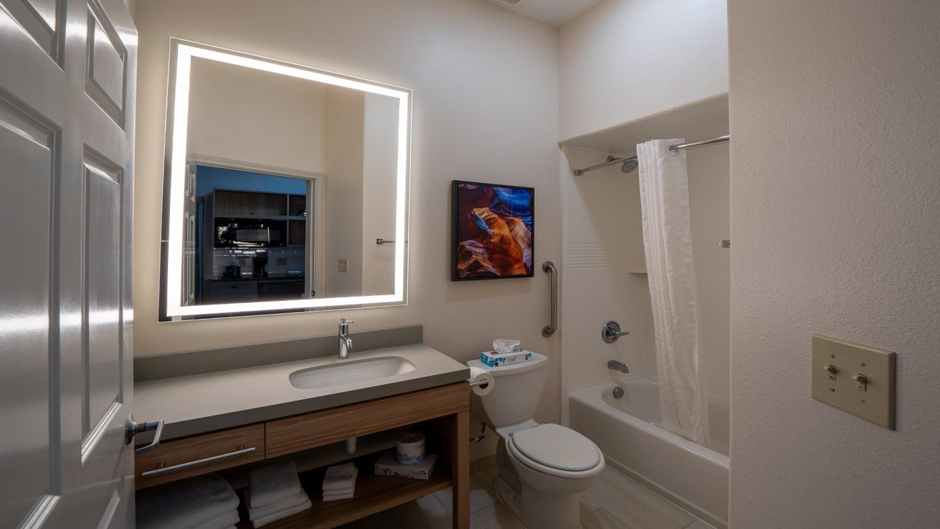One-Bedroom Queen Suite photo 1