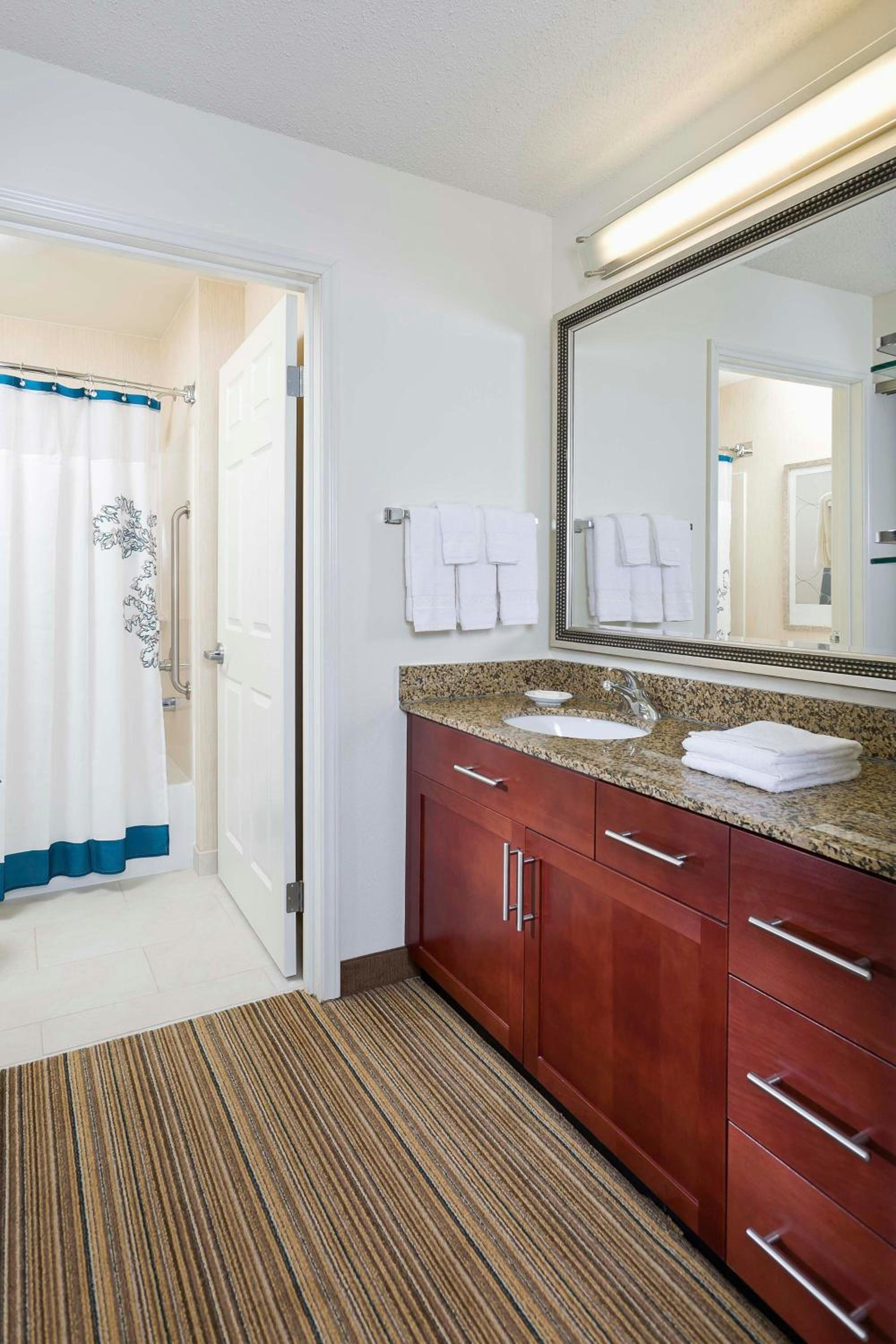 One-Bedroom King Suite with Sofa Bed and Adapted Tub - Mobility and Hearing Accessible - Photo 5