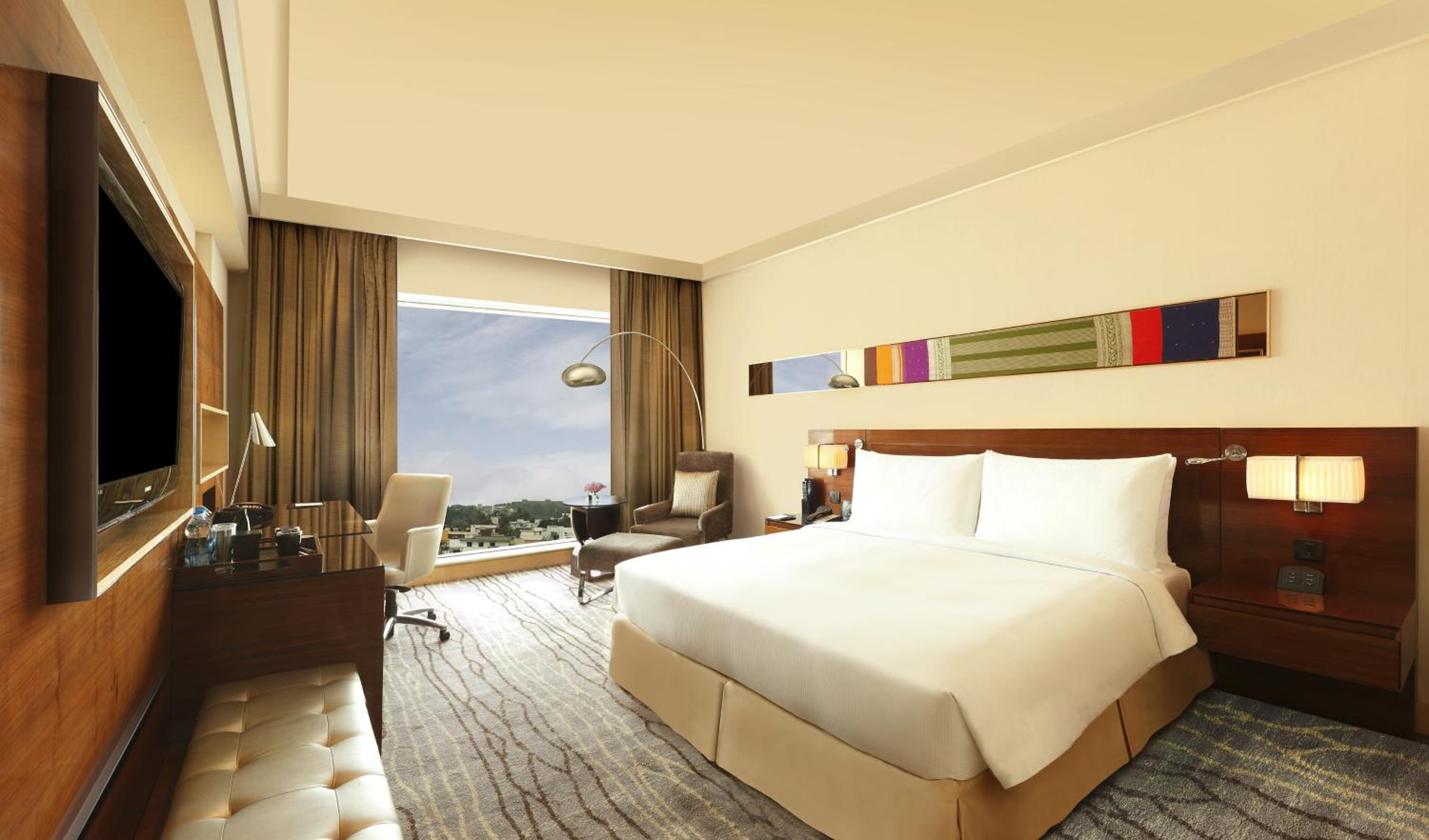 Deluxe King Hilton Room - City View - High Floor - Photo 3
