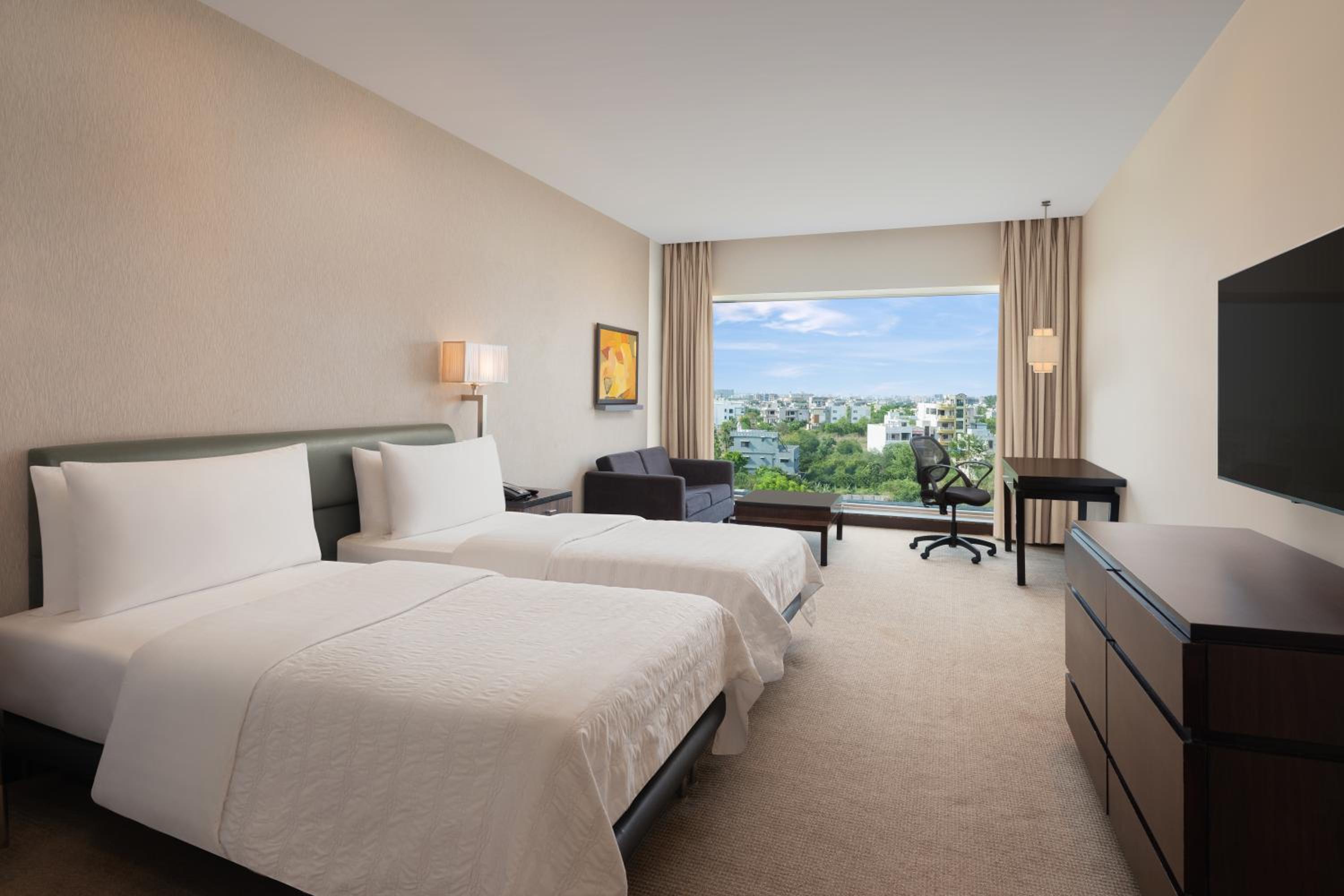 Superior Corner King Room with City View