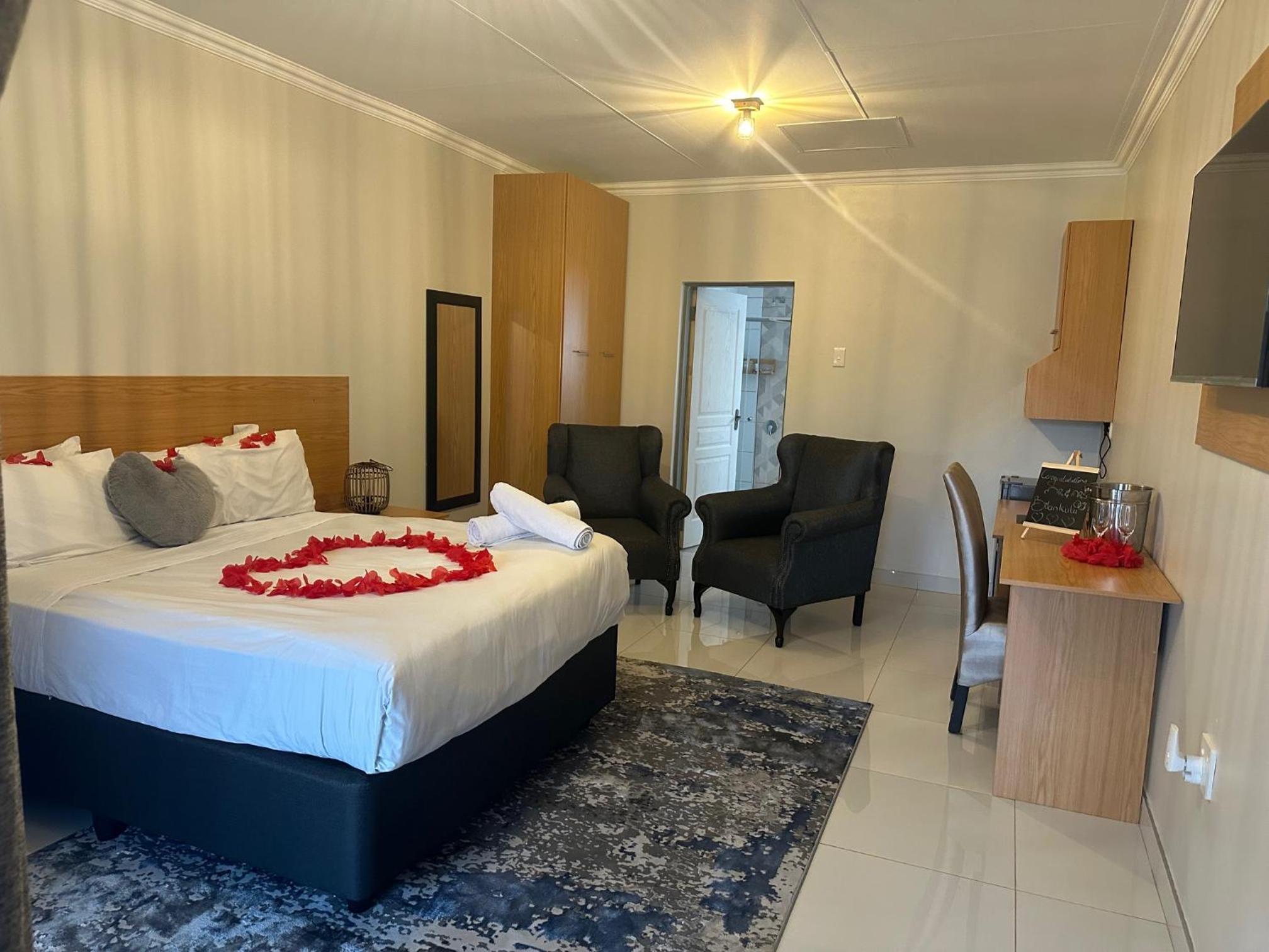 Deluxe King Suite photo 2