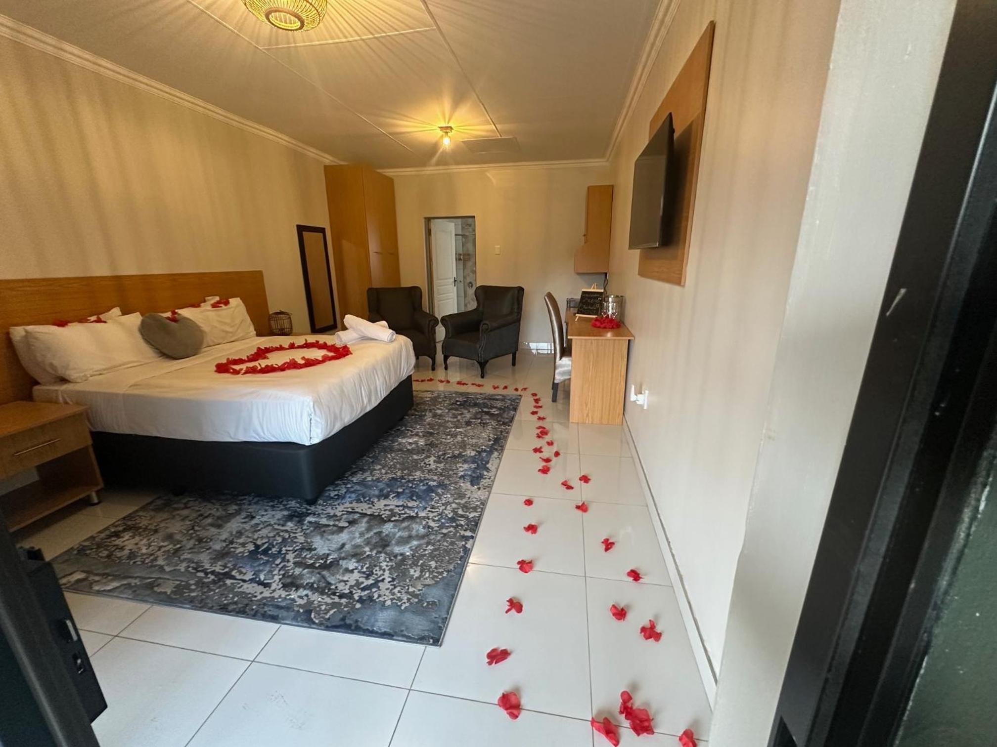 Deluxe King Suite photo 3