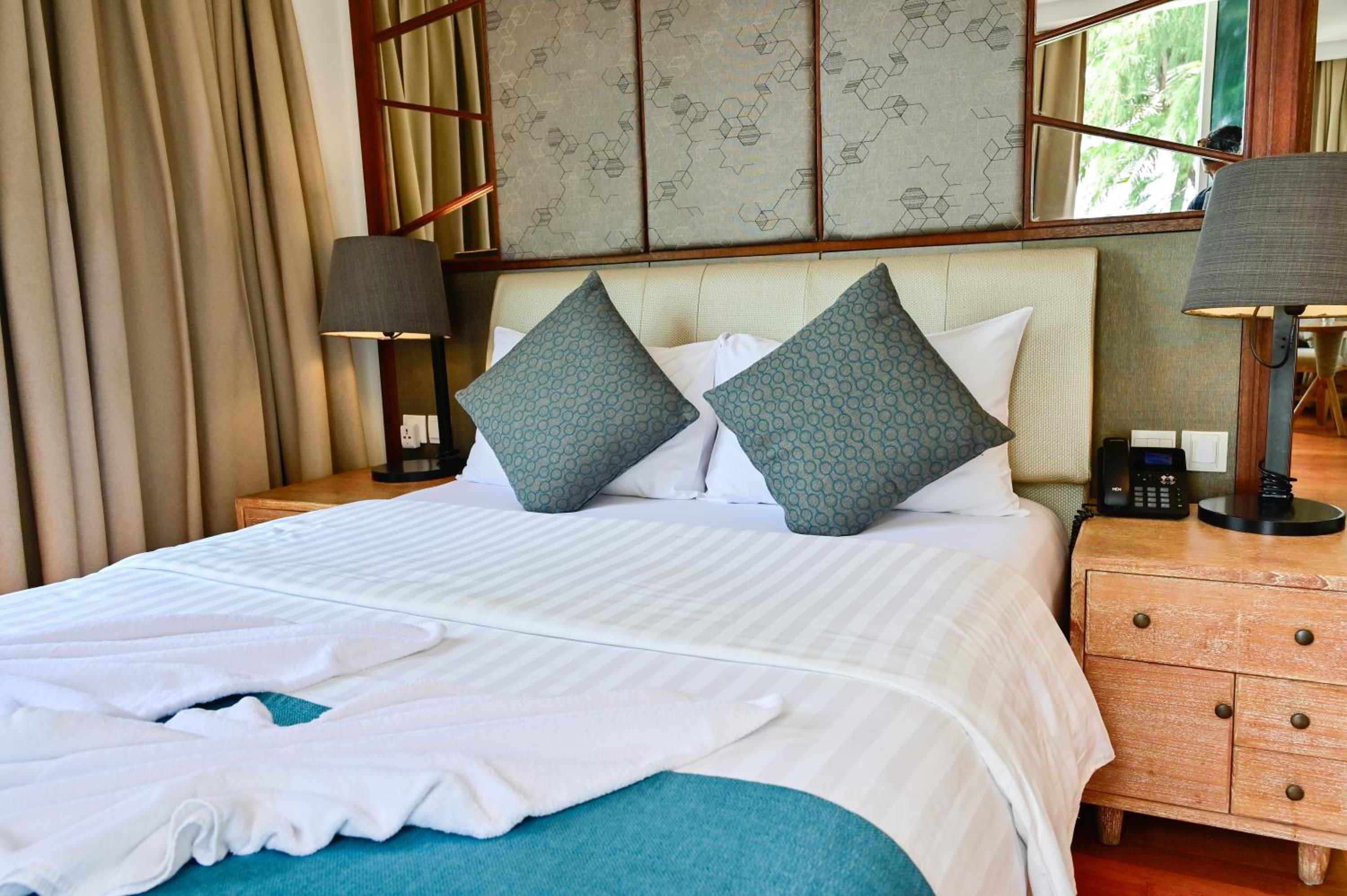 Deluxe Double Room with Sea View - Photo 9