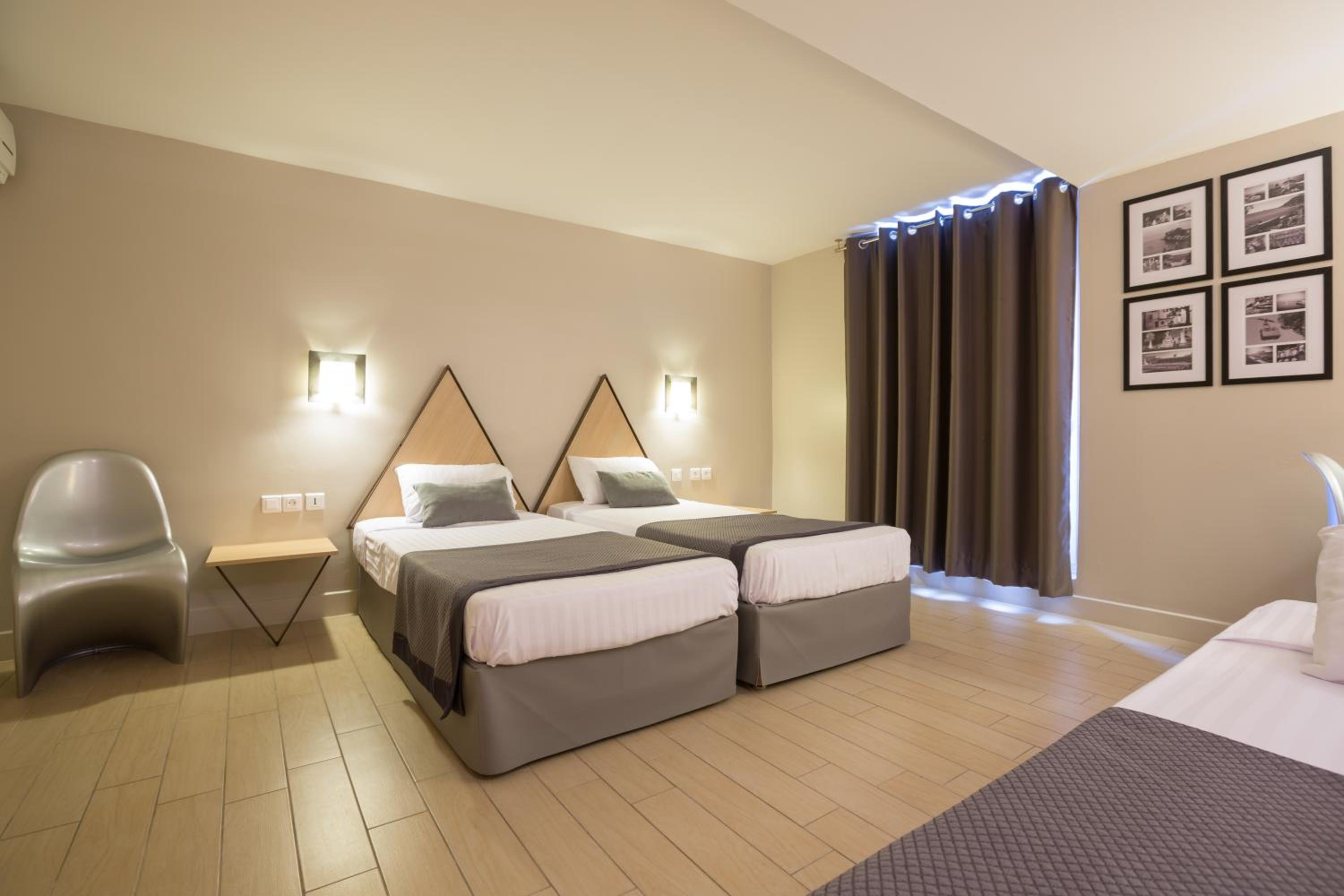 Twin Room with Street View - Photo 6