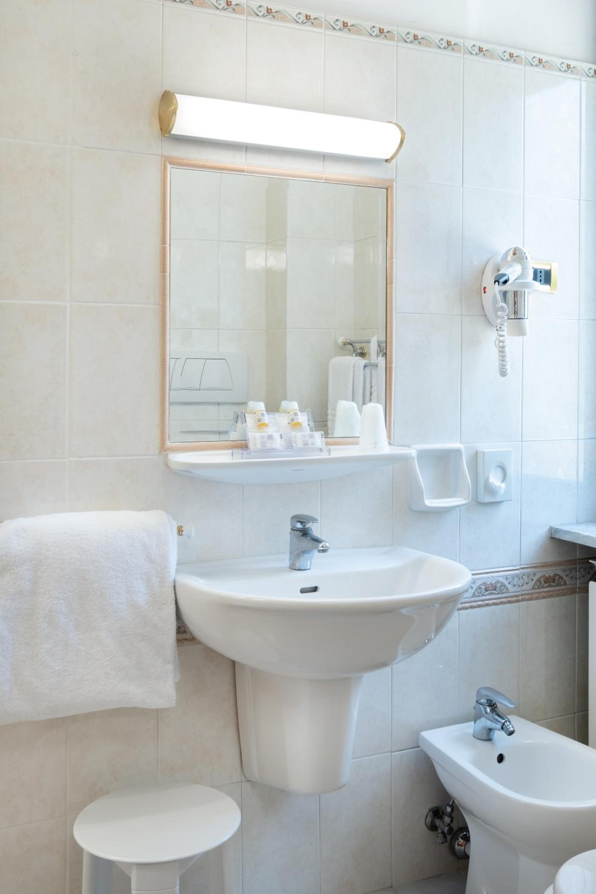 Double or Twin Room - Photo 8