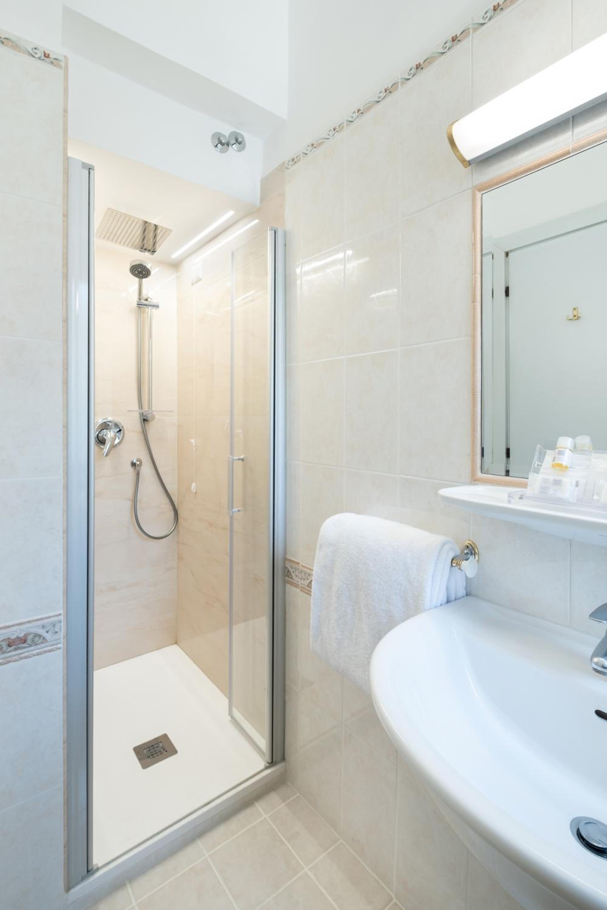Double or Twin Room - Photo 7