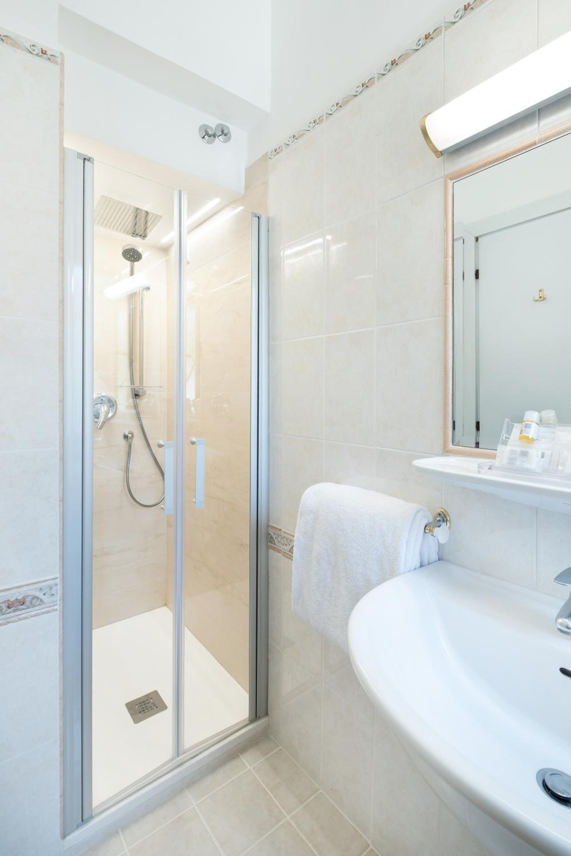 Double or Twin Room - Photo 4
