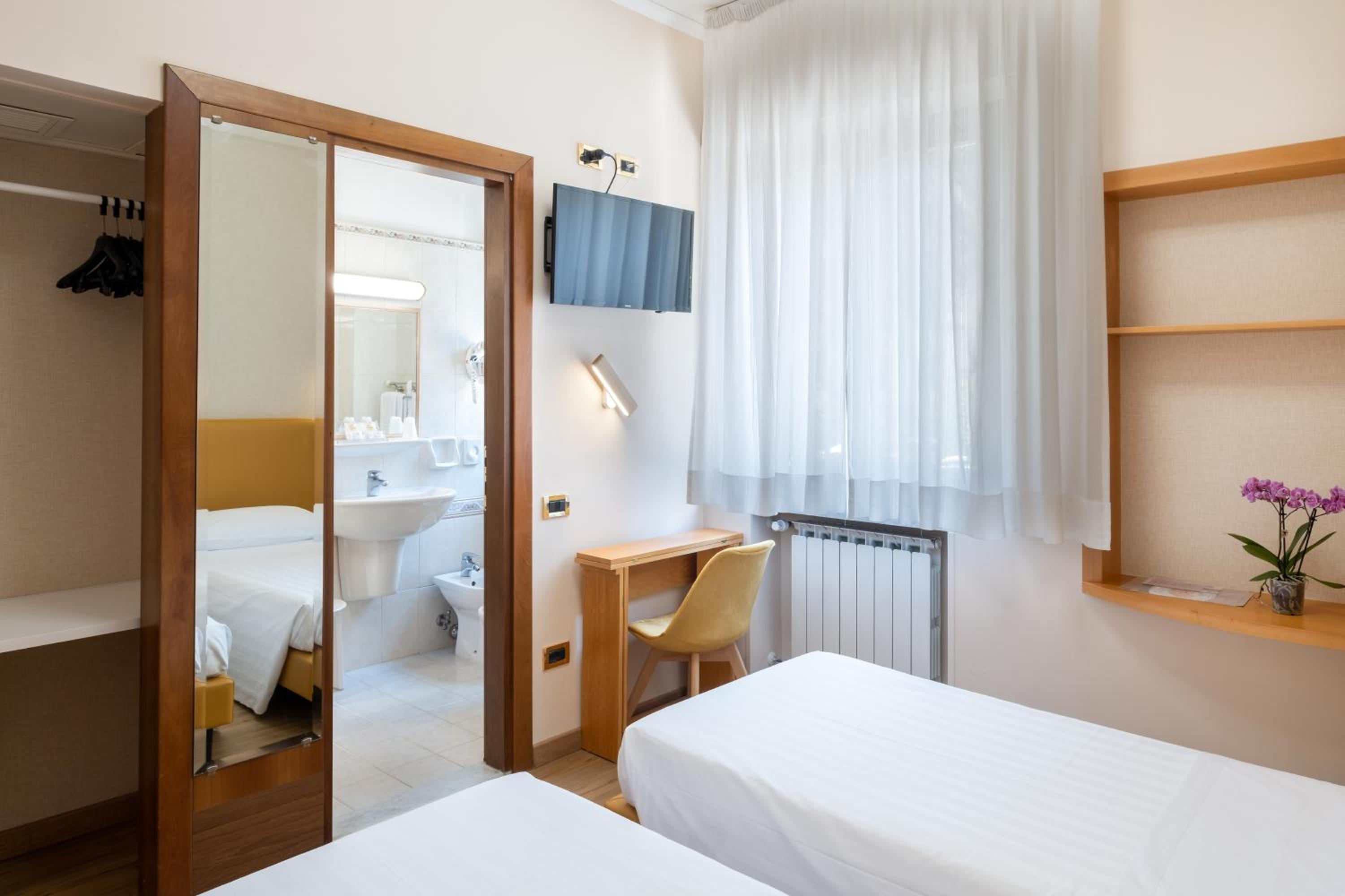Double or Twin Room - Photo 5