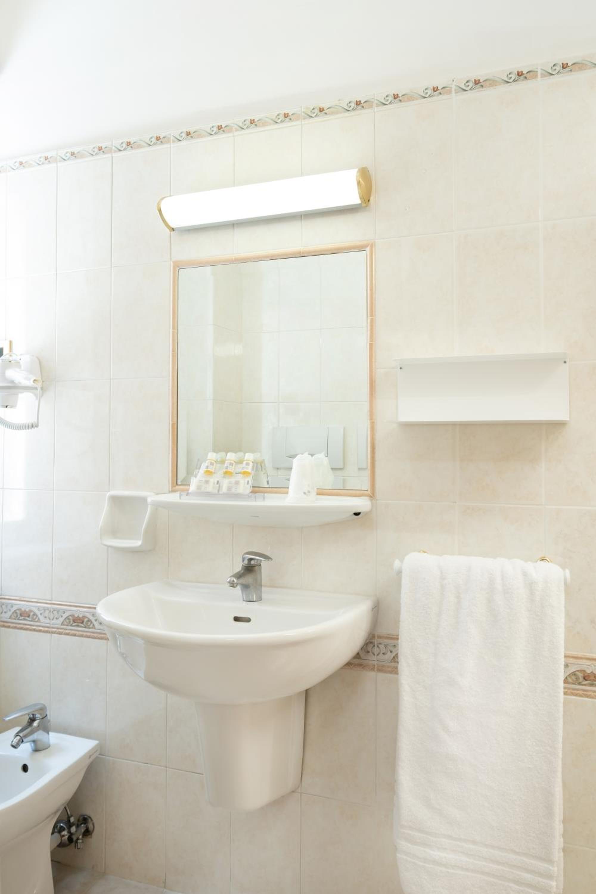 Double or Twin Room - Photo 9