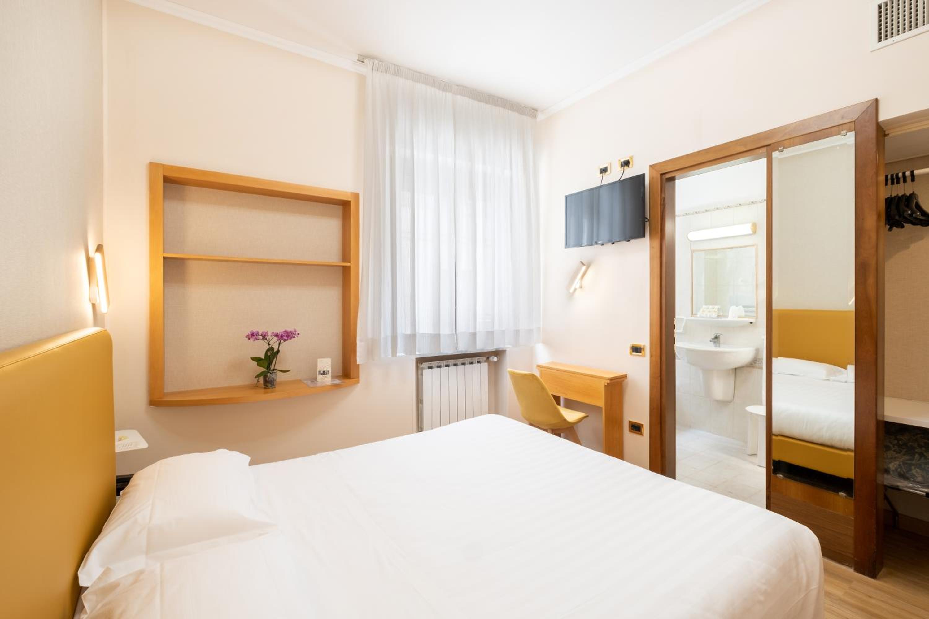 Double or Twin Room - Photo 11