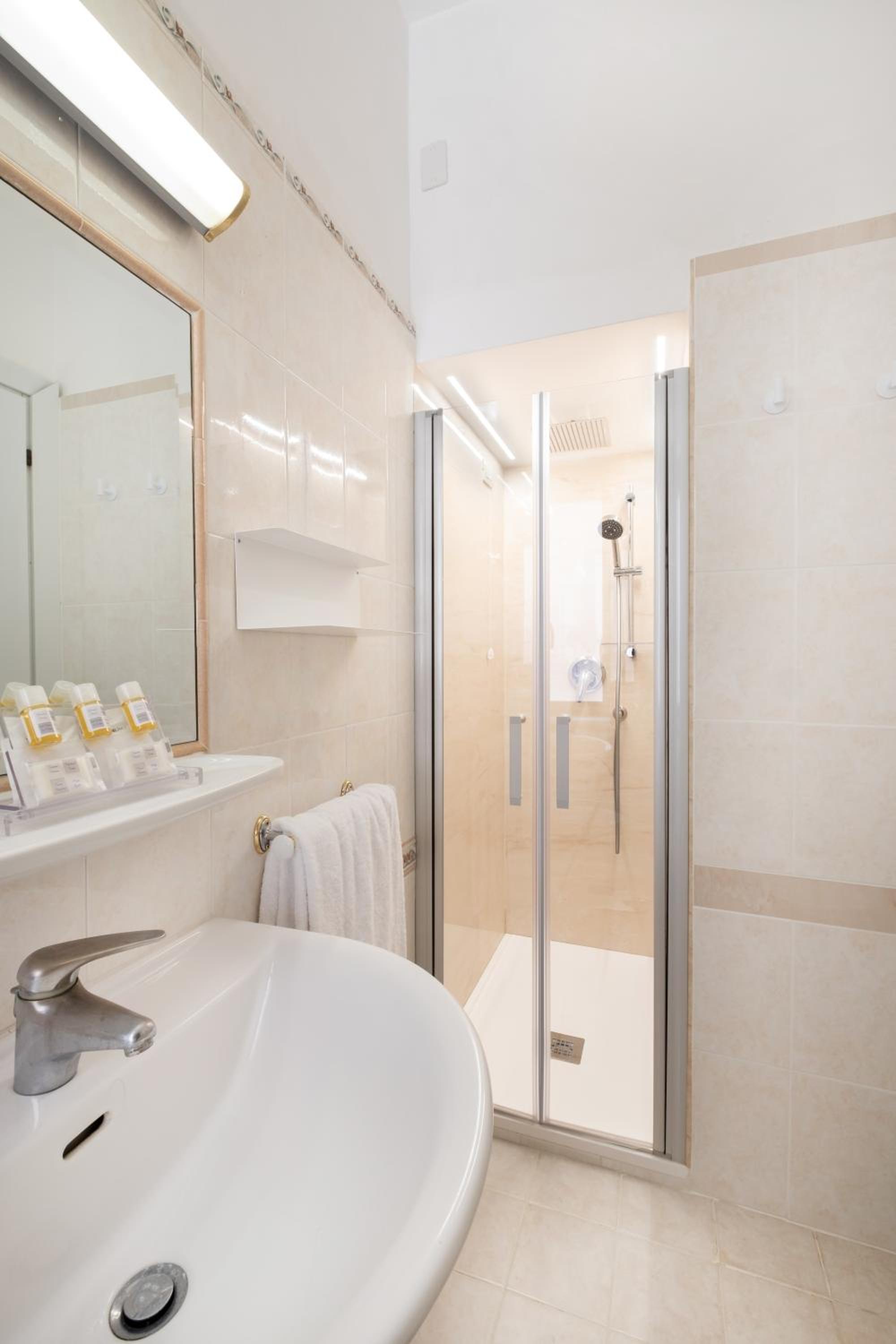 Double or Twin Room - Photo 12