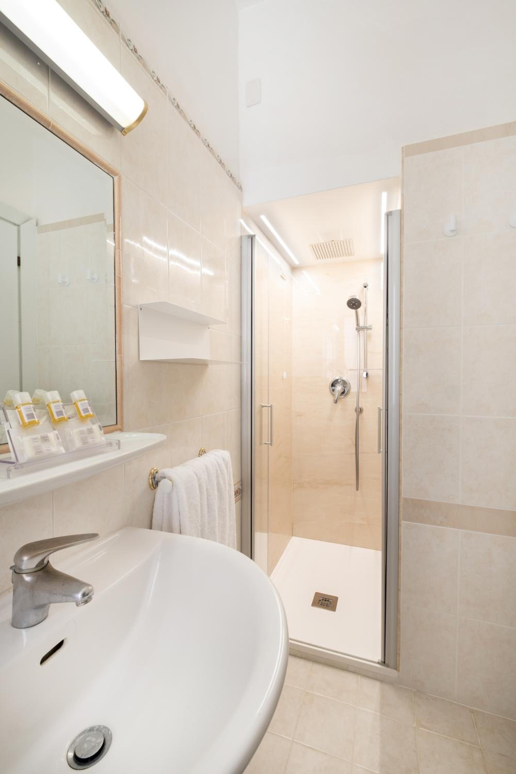 Double or Twin Room - Photo 13