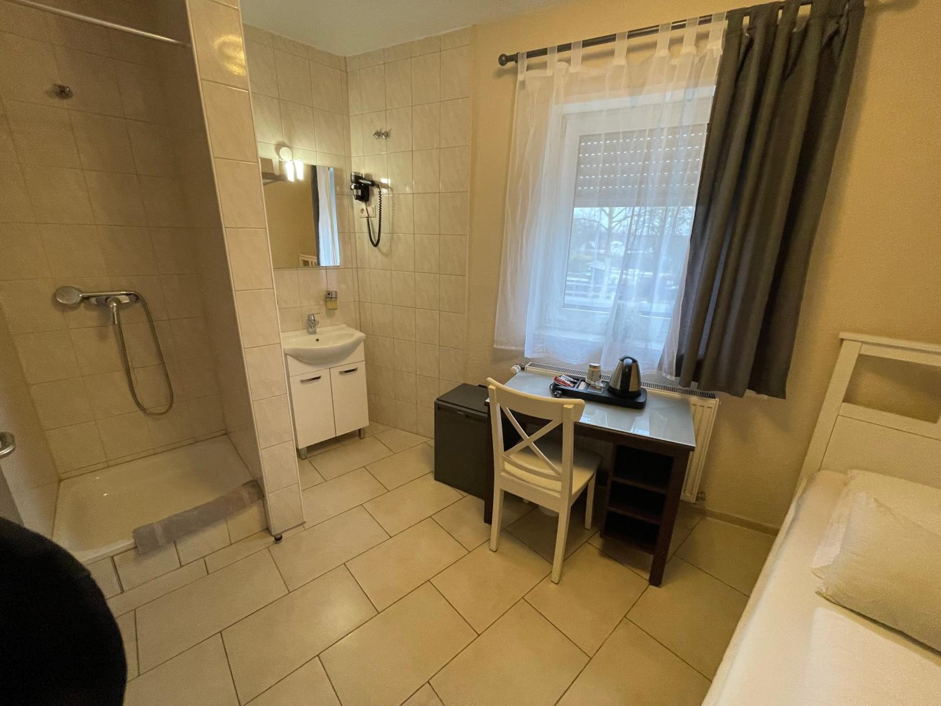 Budget Einzelzimmer, Dusche im Zimmer, eigenes WC nebenan  photo 2