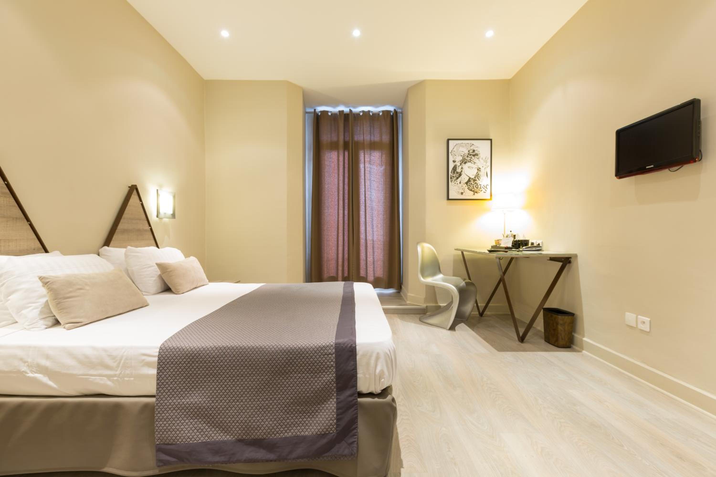 Double Room with Street View - Photo 13