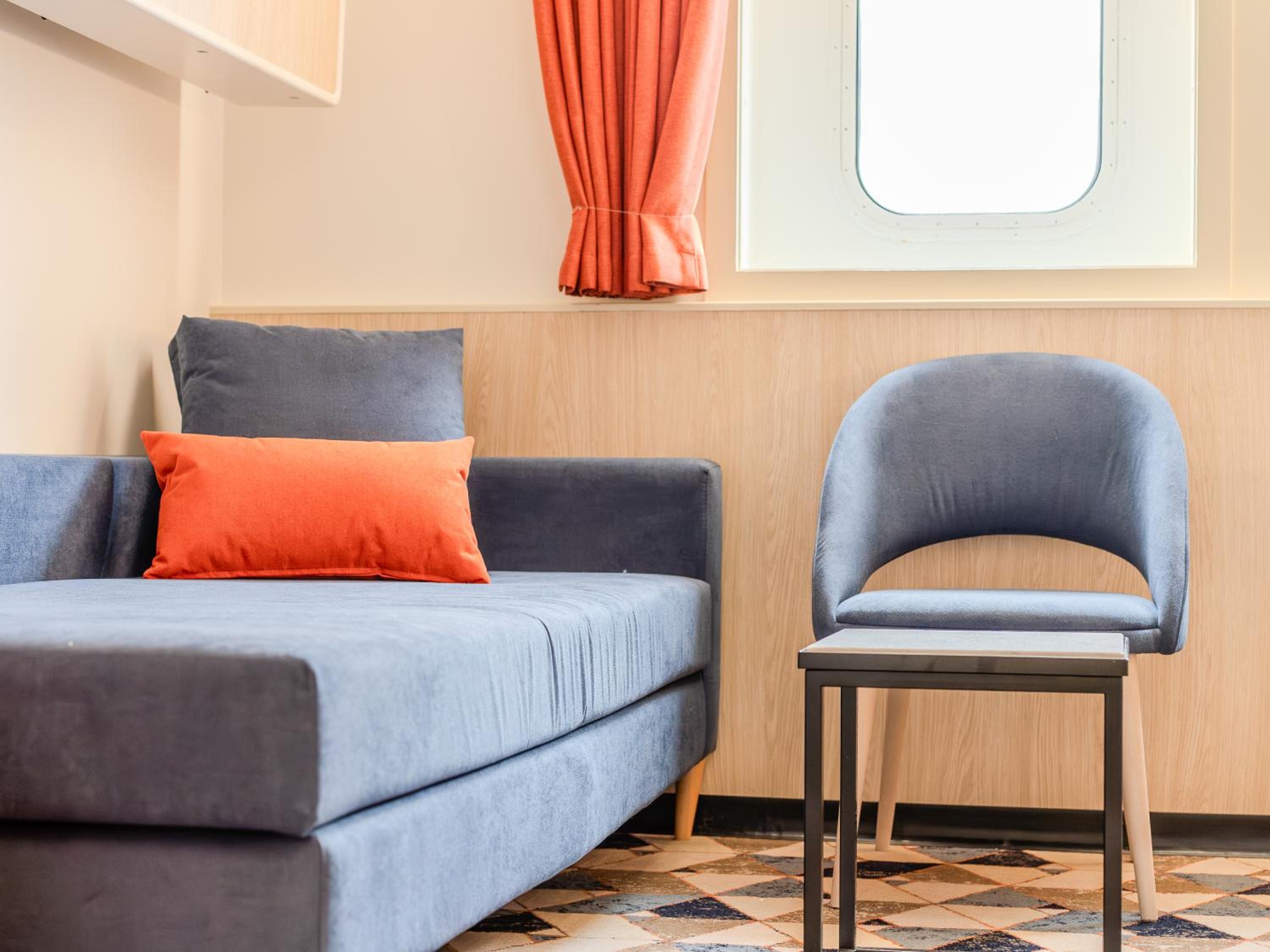 Commodore Class cabin with sea view, 4-berth